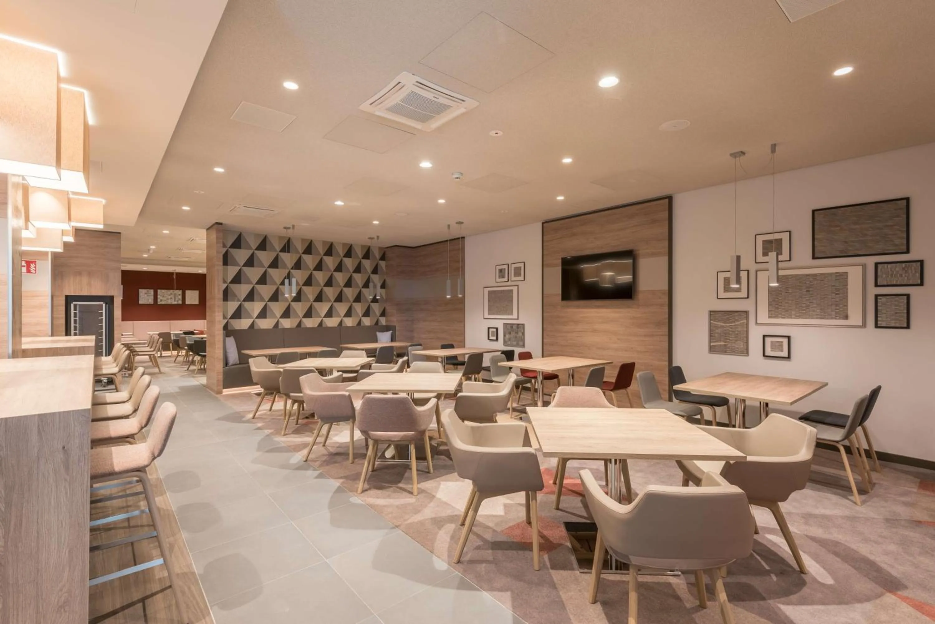 Restaurant/places to eat in Hampton By Hilton Frankfurt City Centre East