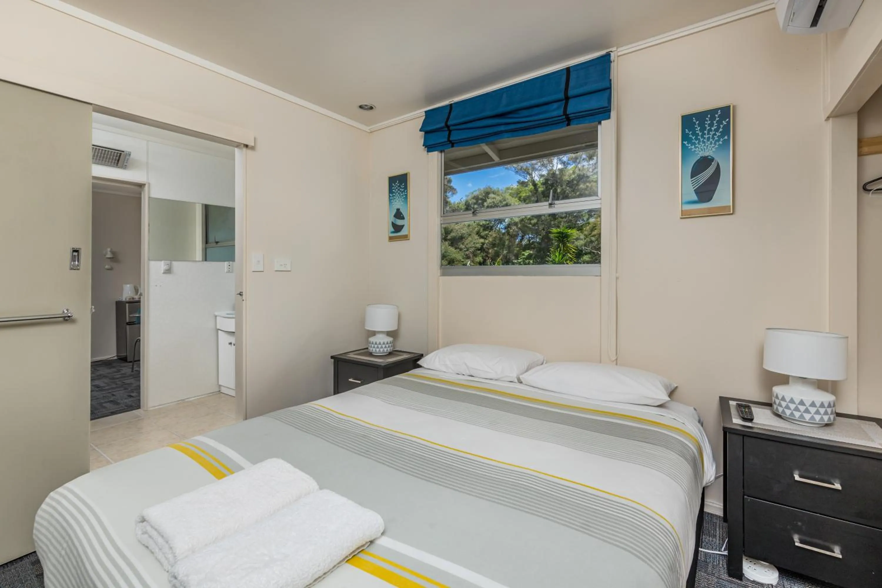 Bed in Riverside Lodge Paihia