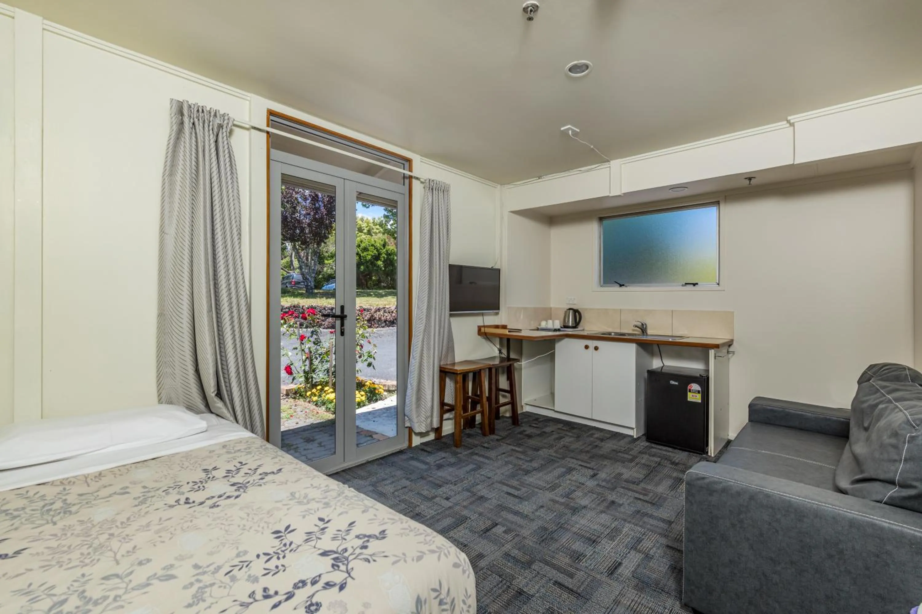 Bed in Riverside Lodge Paihia