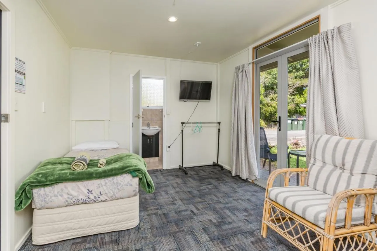 Bedroom, Bed in Riverside Lodge Paihia