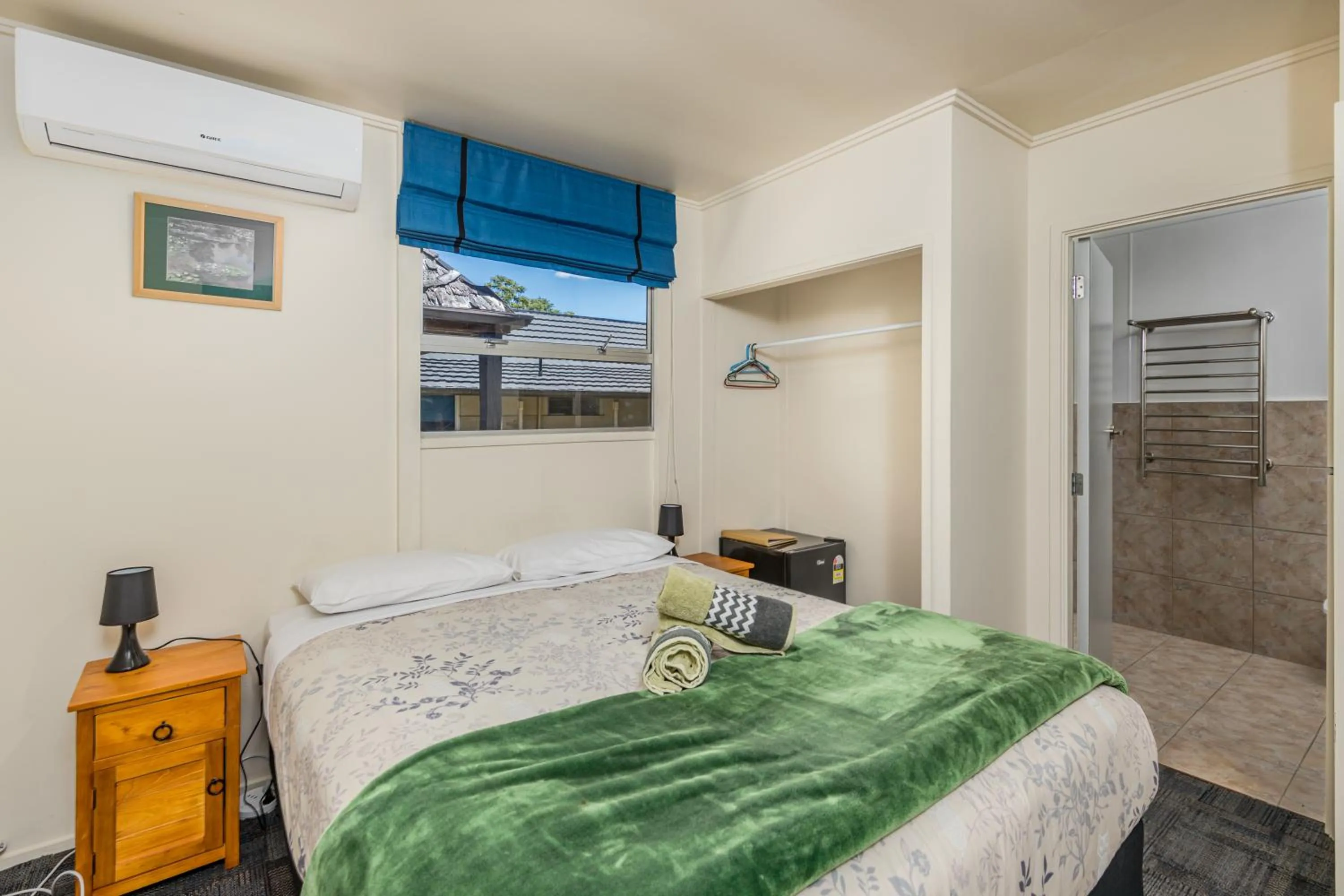 Bedroom, Bed in Riverside Lodge Paihia