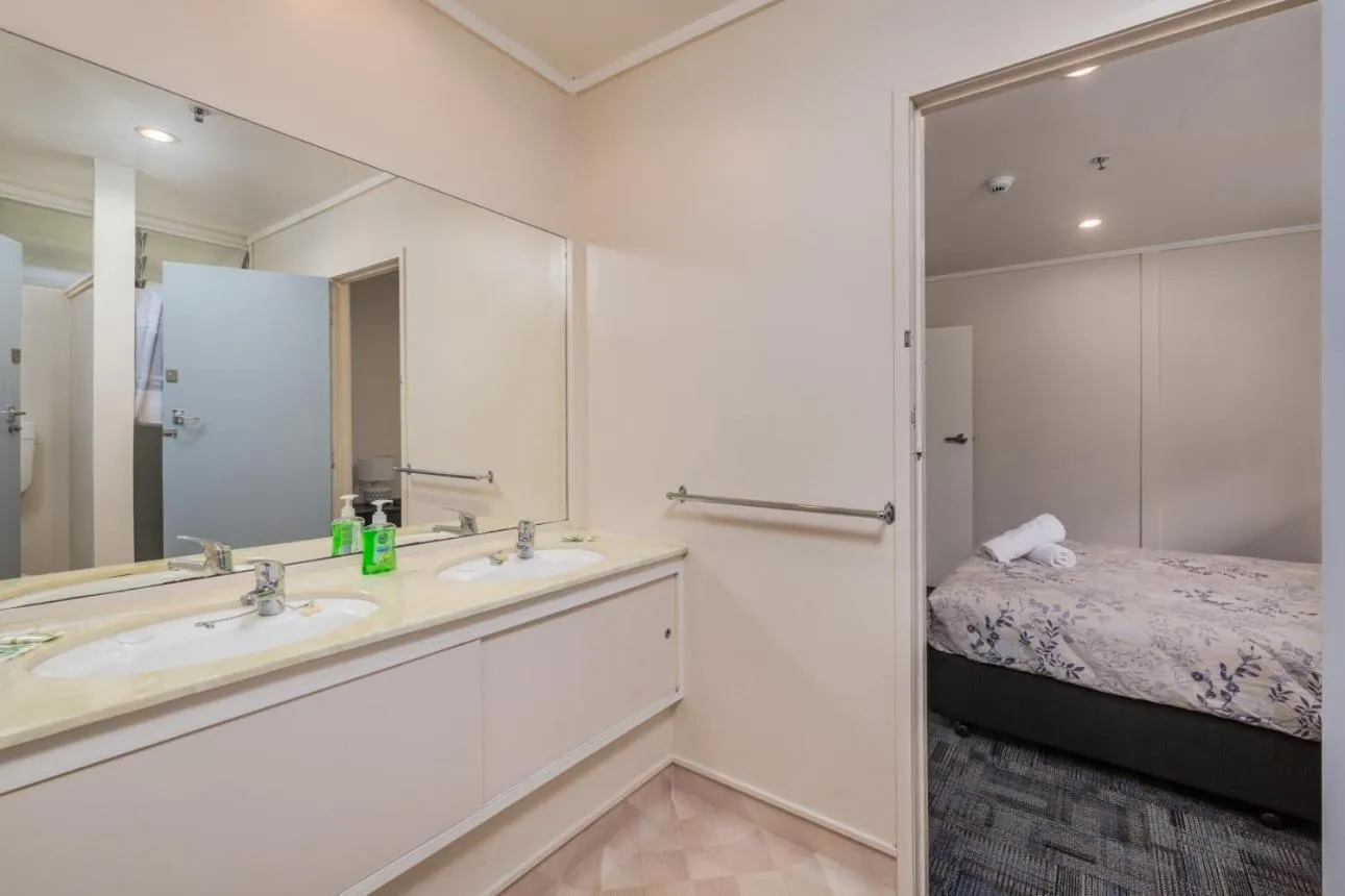 Bathroom, Bed in Riverside Lodge Paihia