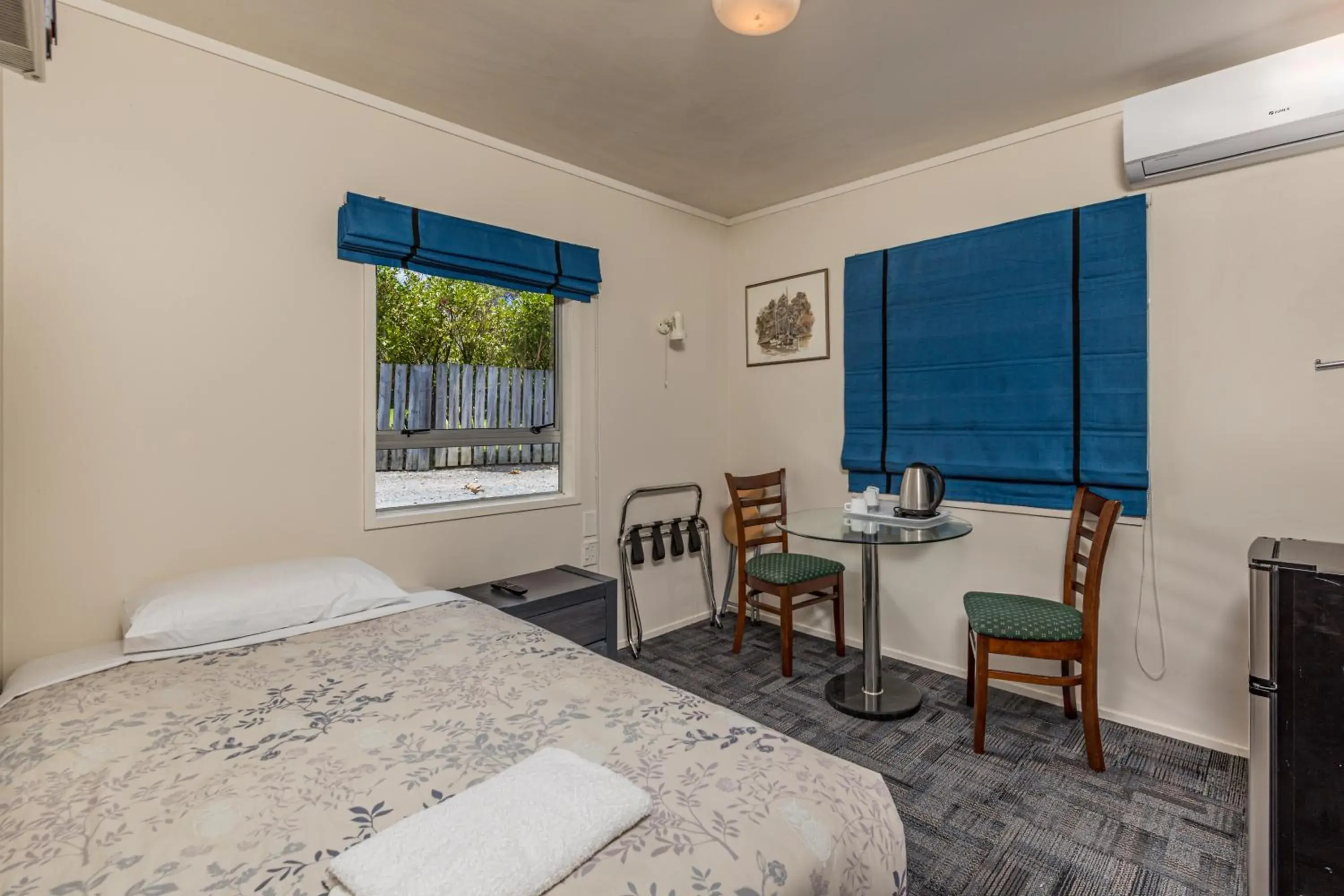 Triple Family - 2 separate rooms (Twin Room + Single Room) in Riverside Lodge Paihia Triple Family - 2 separate rooms (Twin Room + Single Room) in Riverside Lodge Paihia