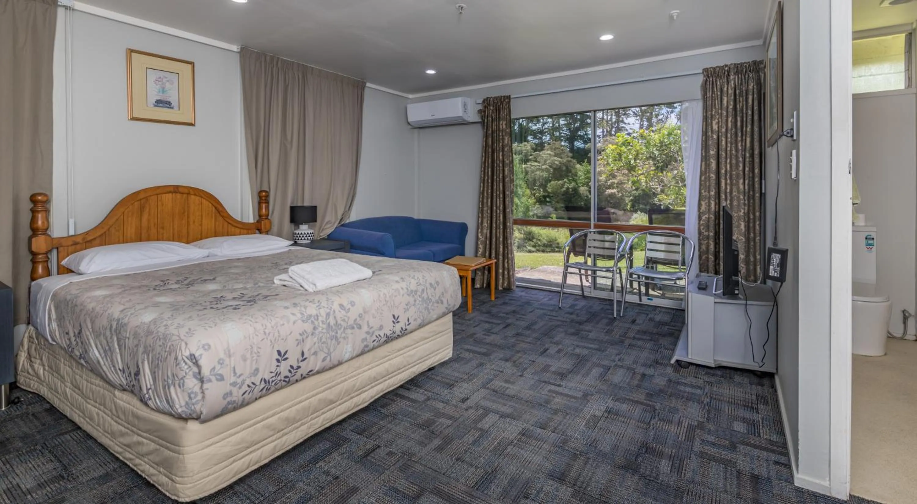 Bed in Riverside Lodge Paihia