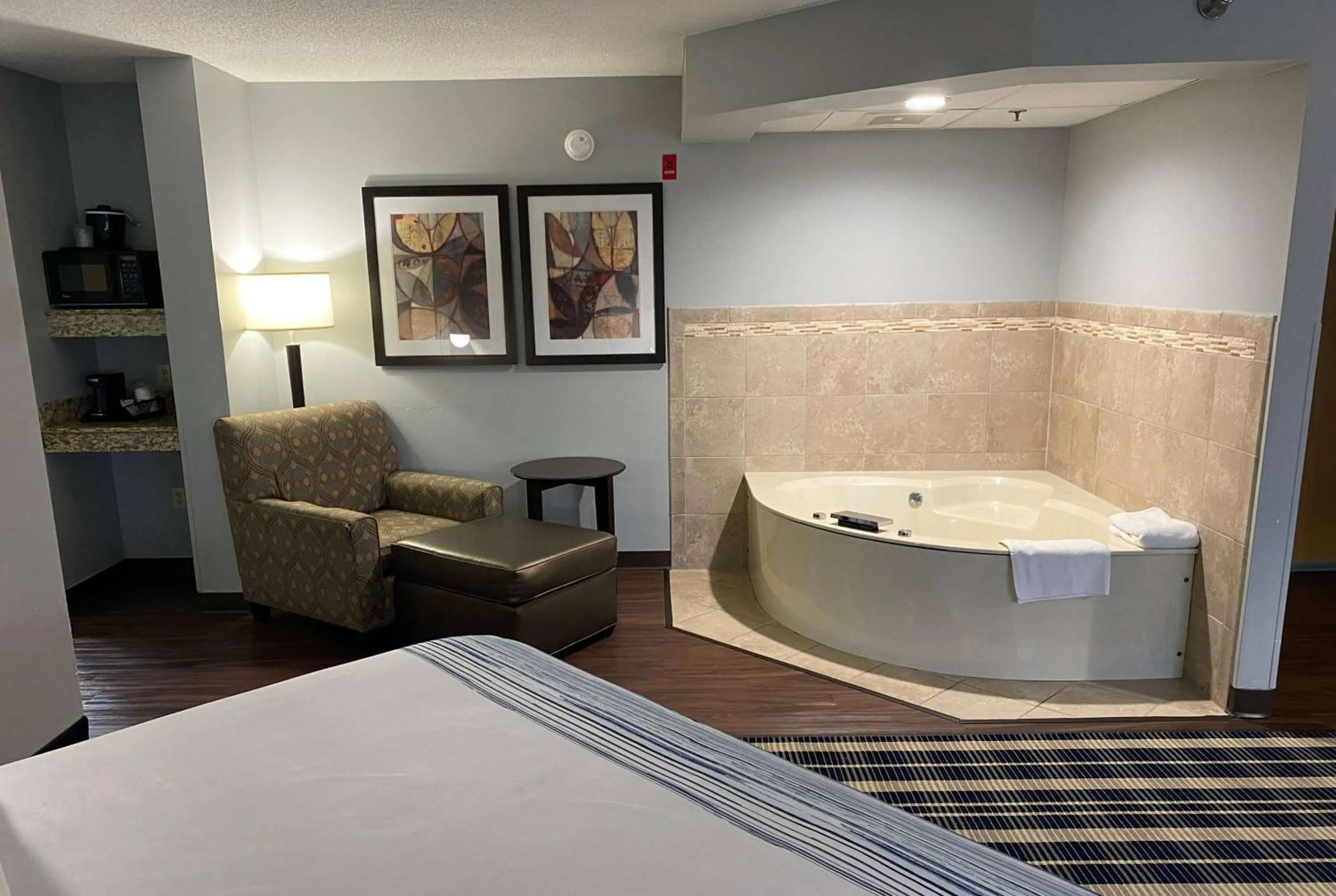 Photo of the whole room, Bed in AmericInn by Wyndham Chanhassen