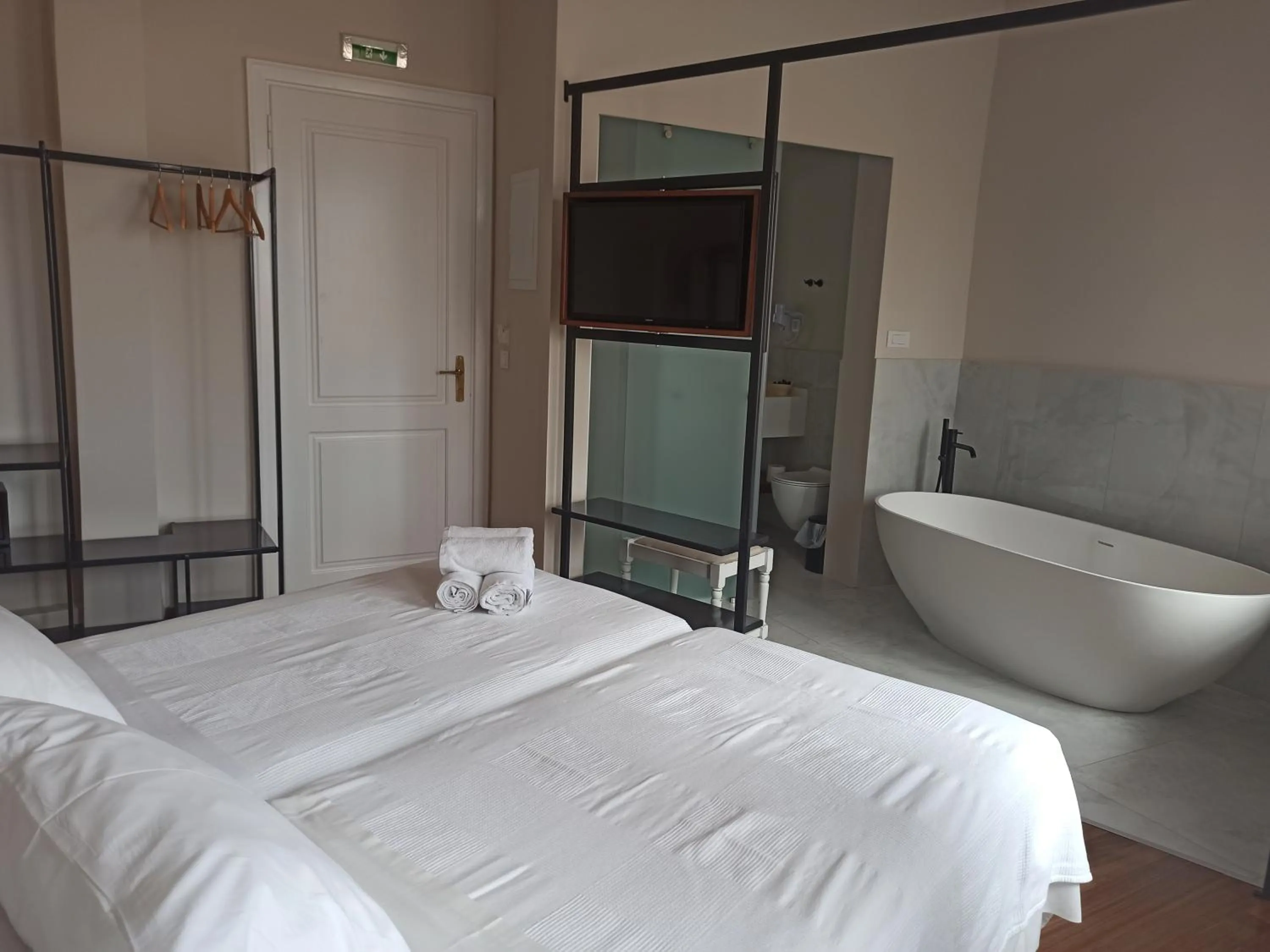 Bathroom, Bed in Hotel Amphora