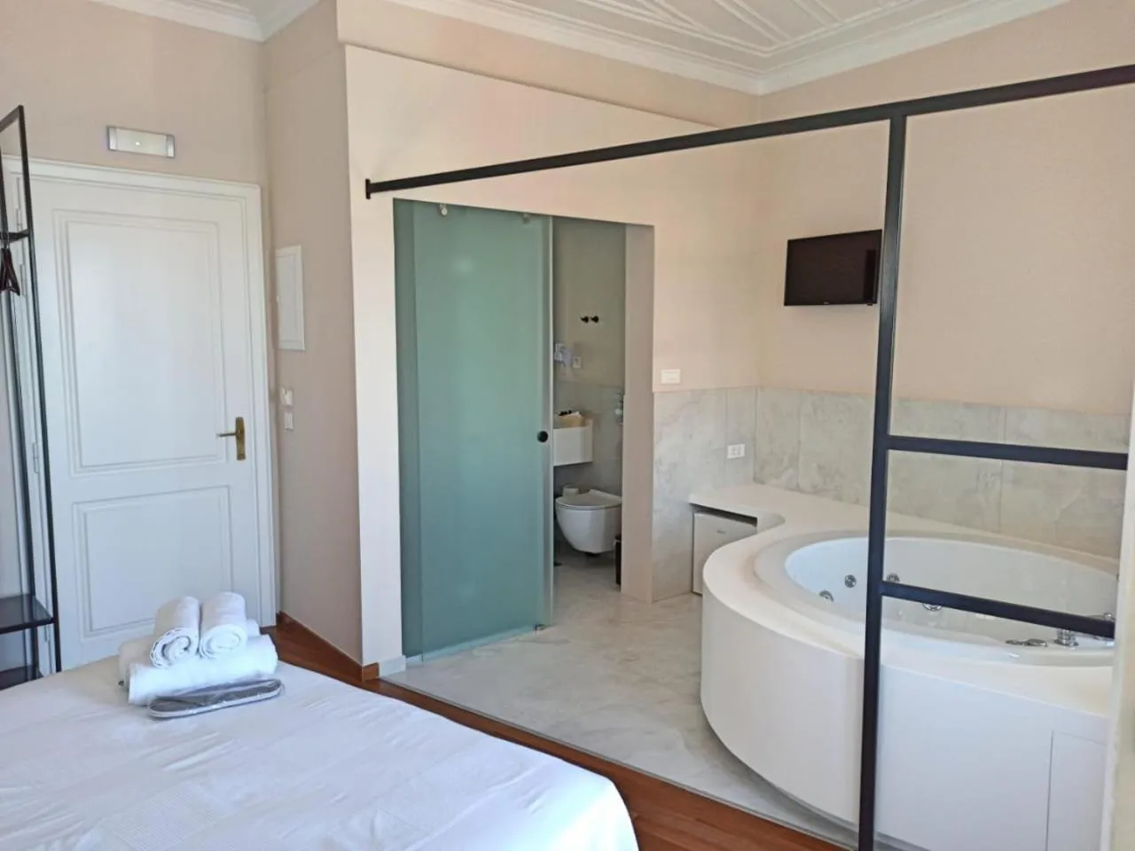 Bathroom, Bed in Hotel Amphora