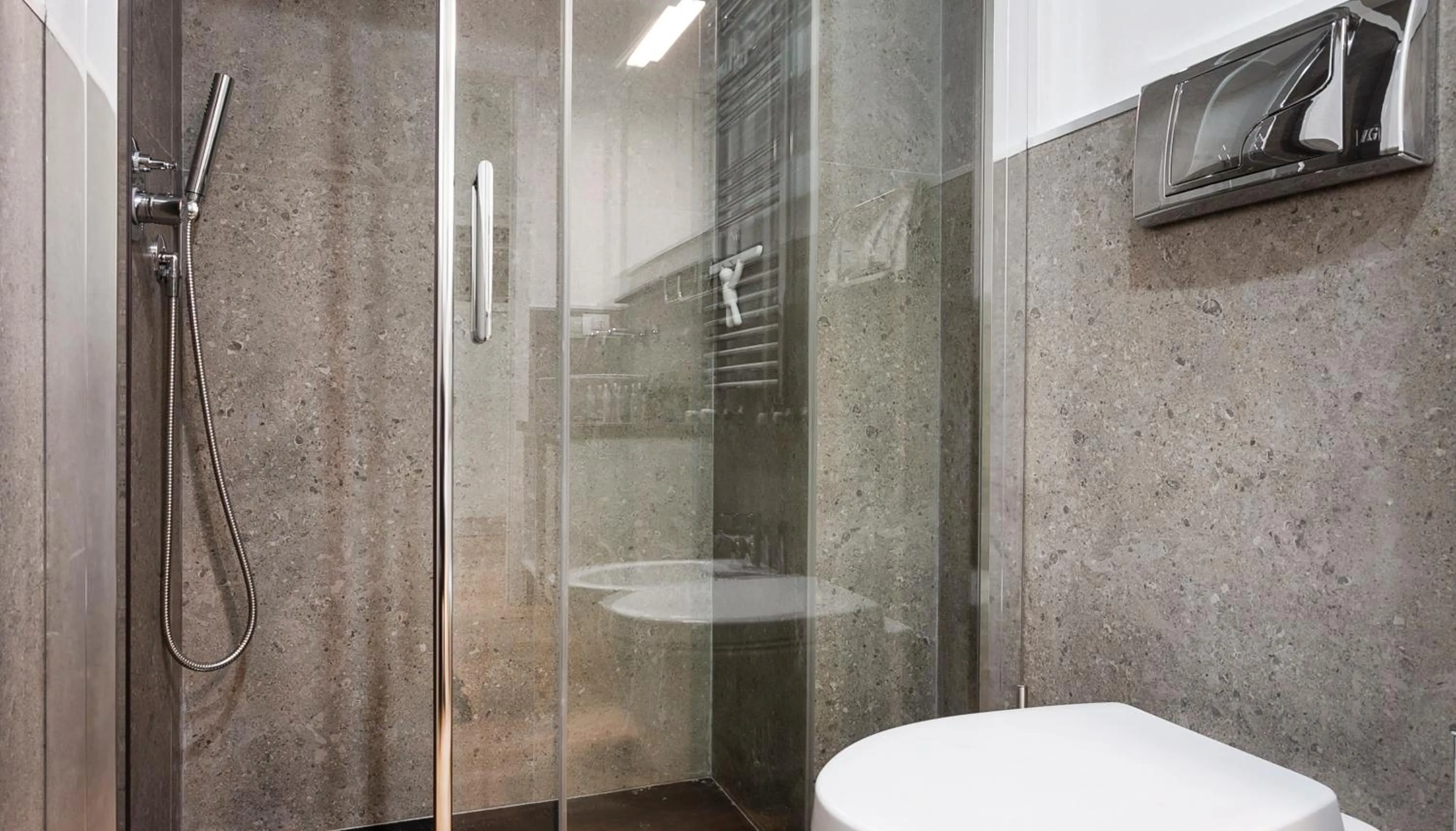 Shower in Italianway-Segrino
