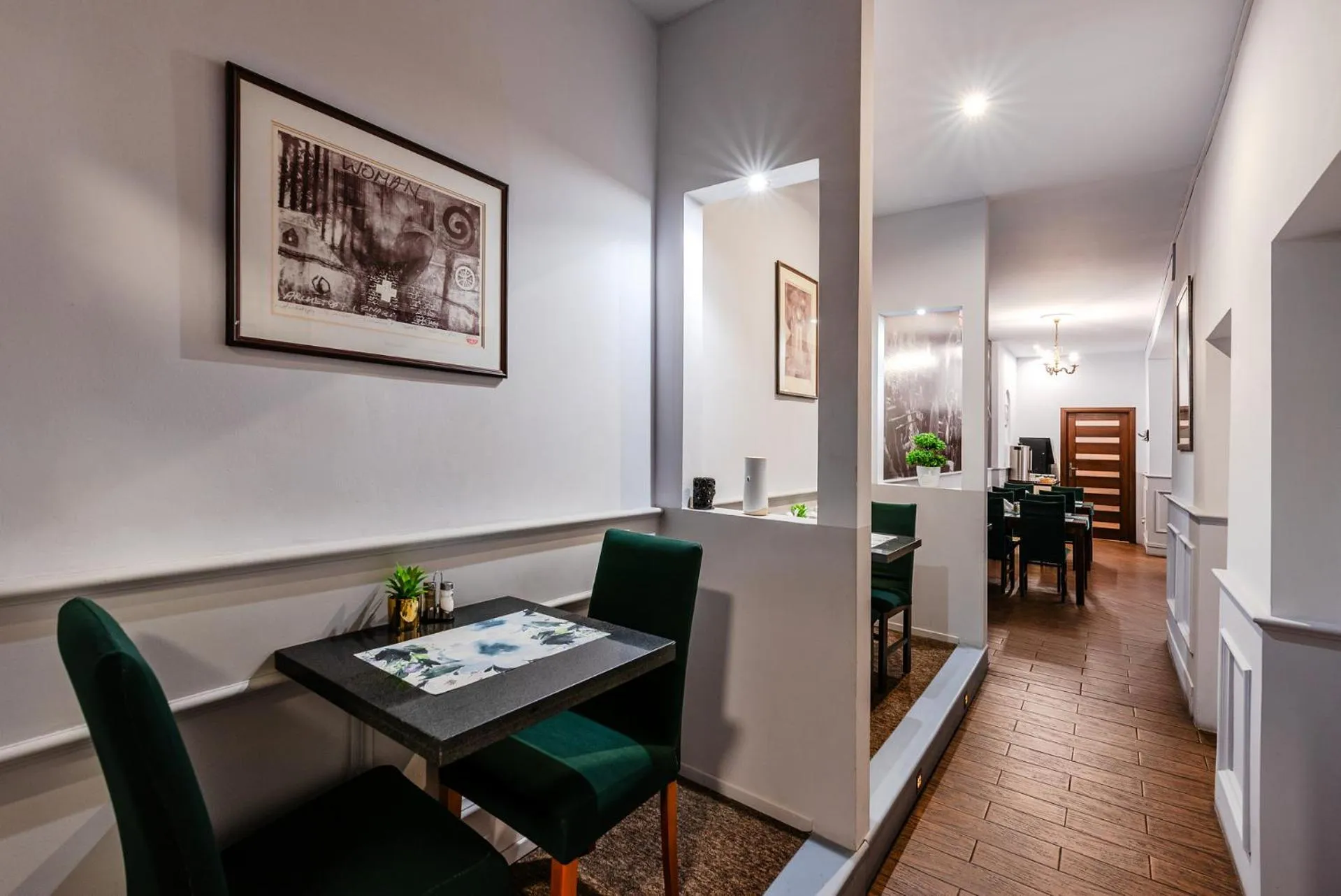 Restaurant/places to eat in Hotel Bristol