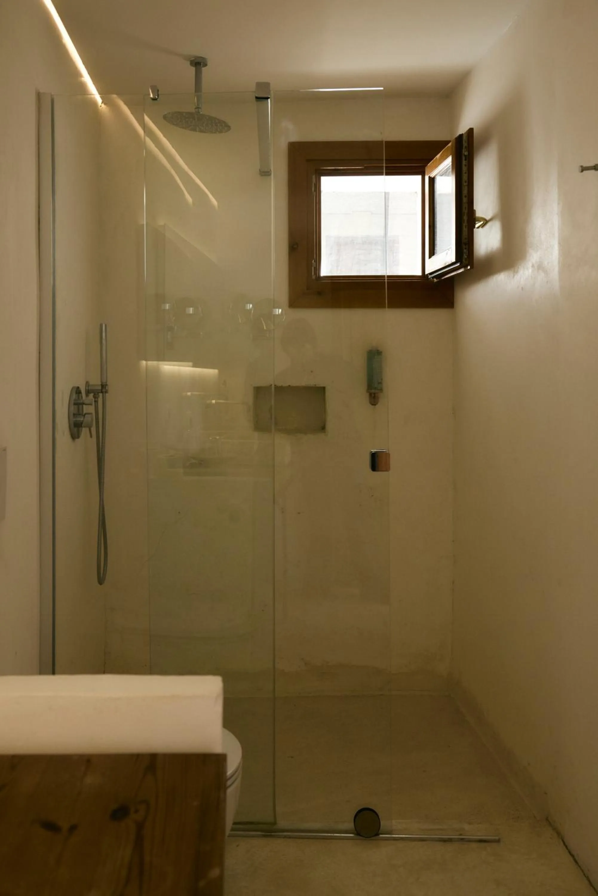 Shower in Hotel Forn Nou