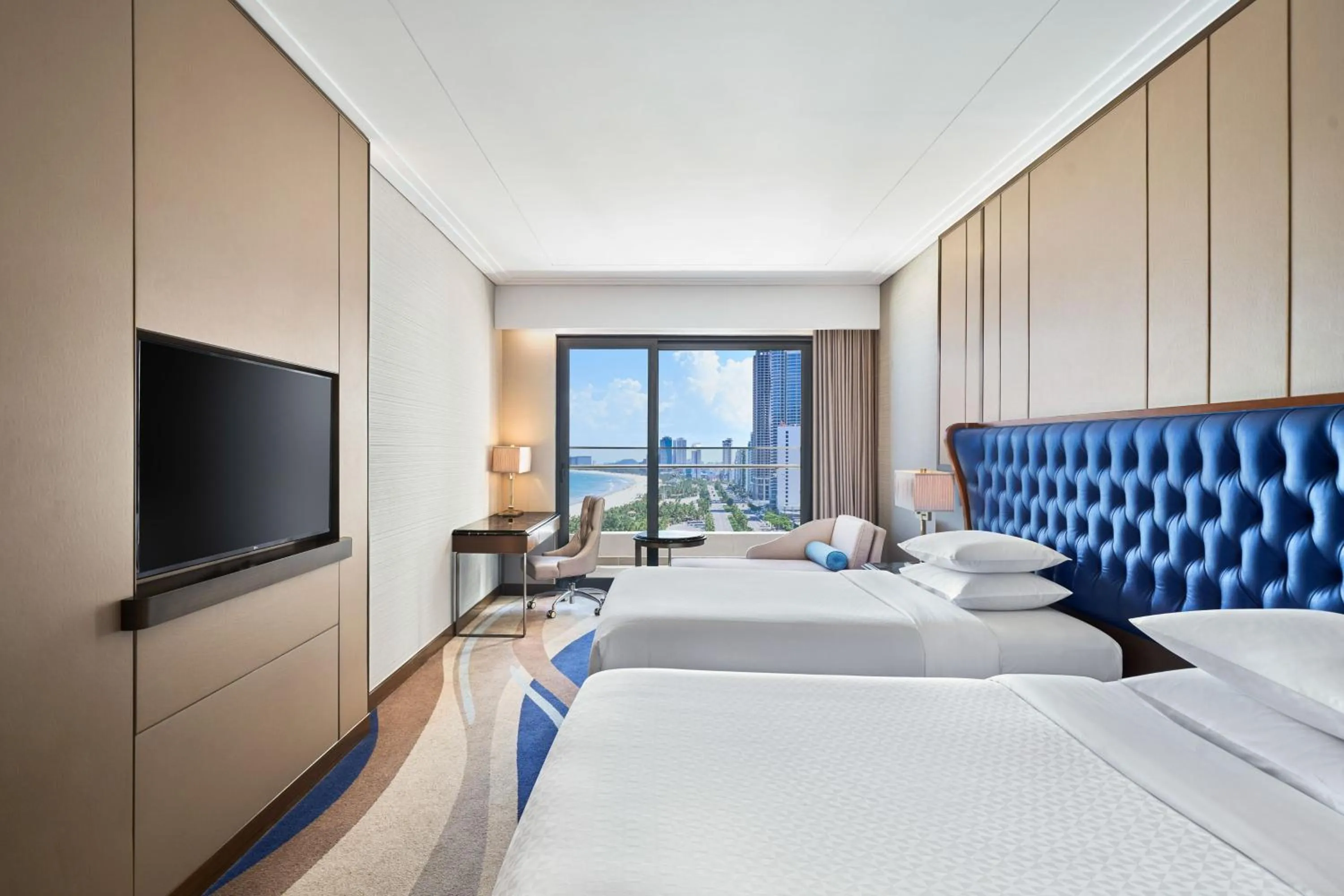 Photo of the whole room, Bed in Four Points by Sheraton Danang