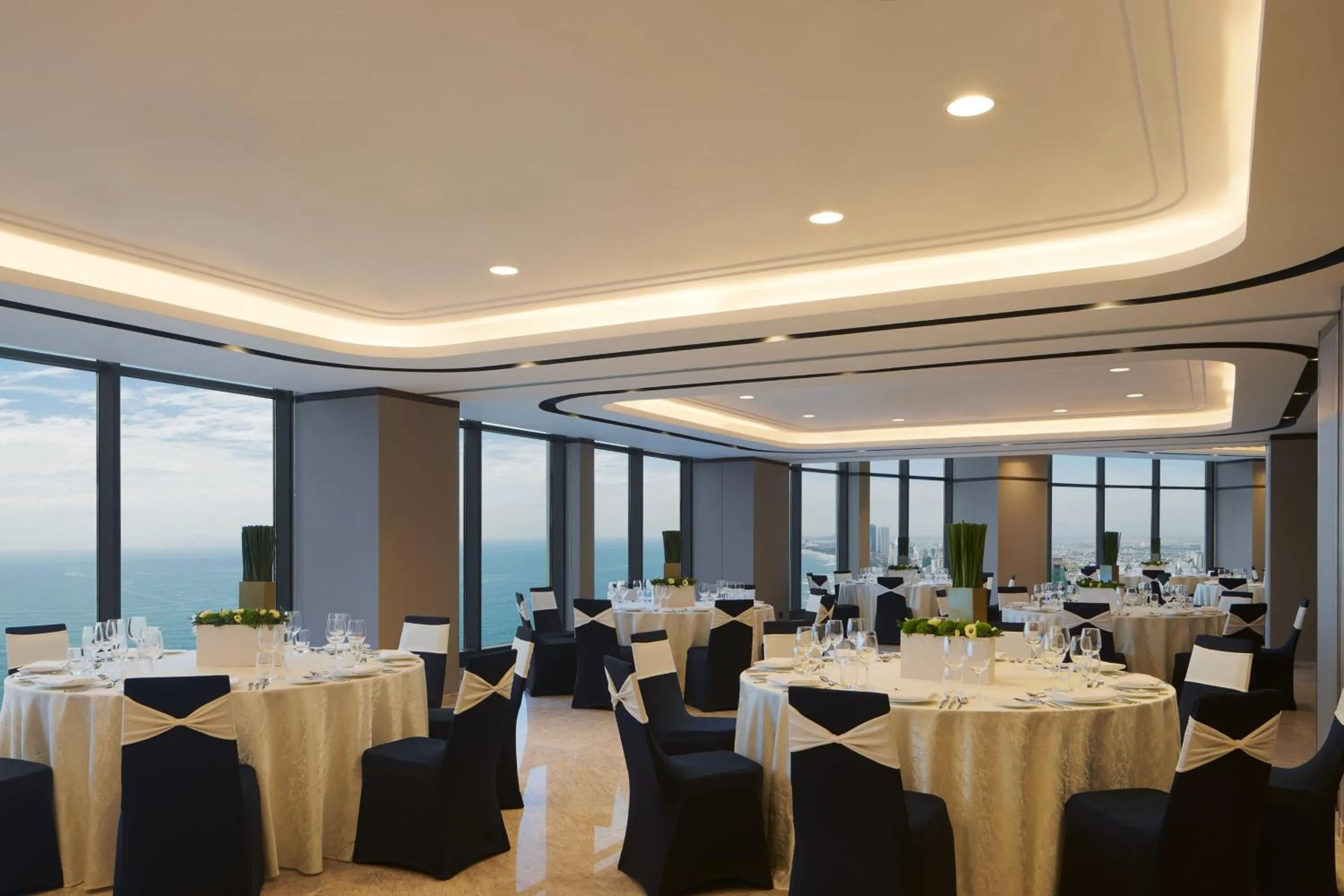 Meeting/conference room in Four Points by Sheraton Danang
