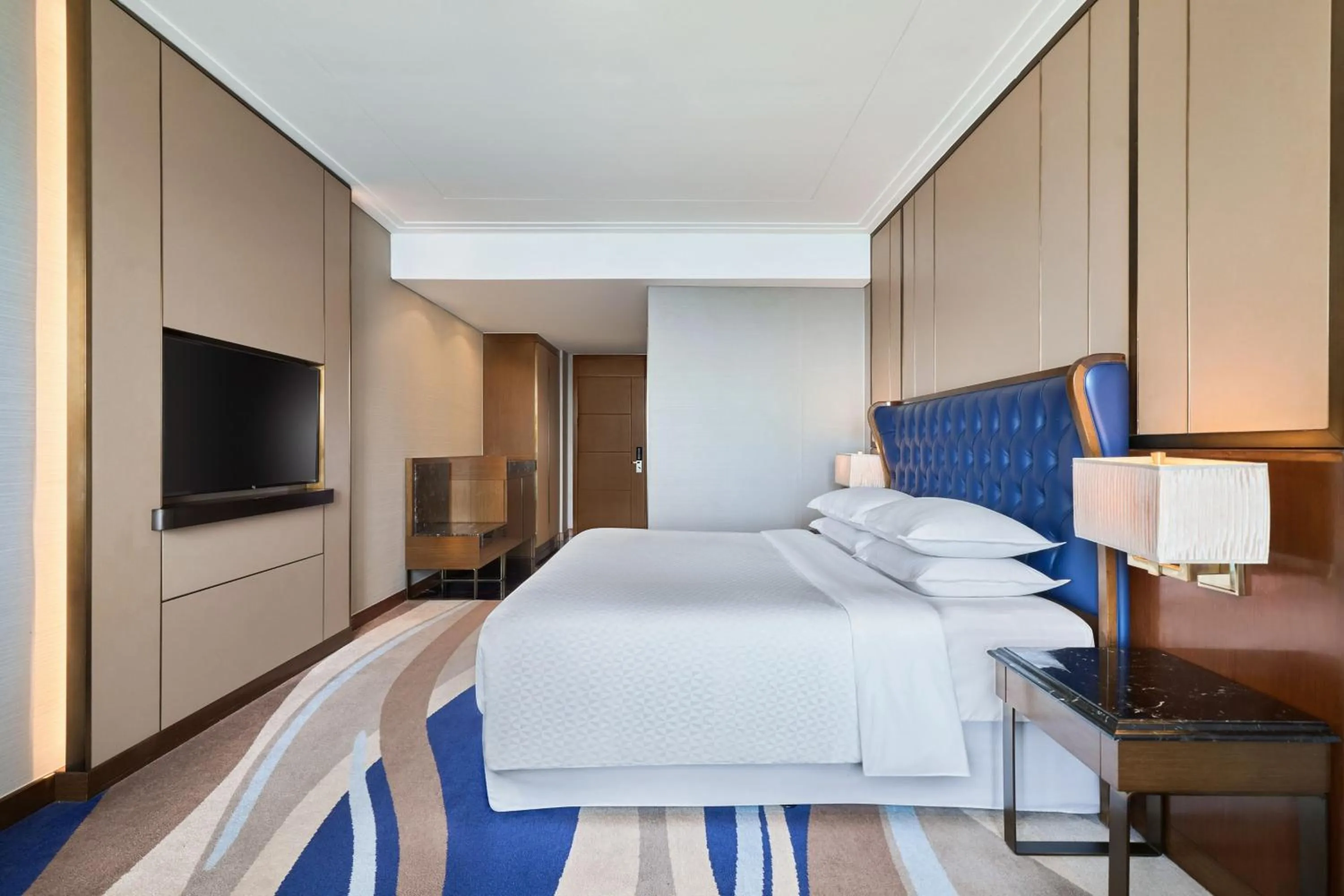 Photo of the whole room, Bed in Four Points by Sheraton Danang