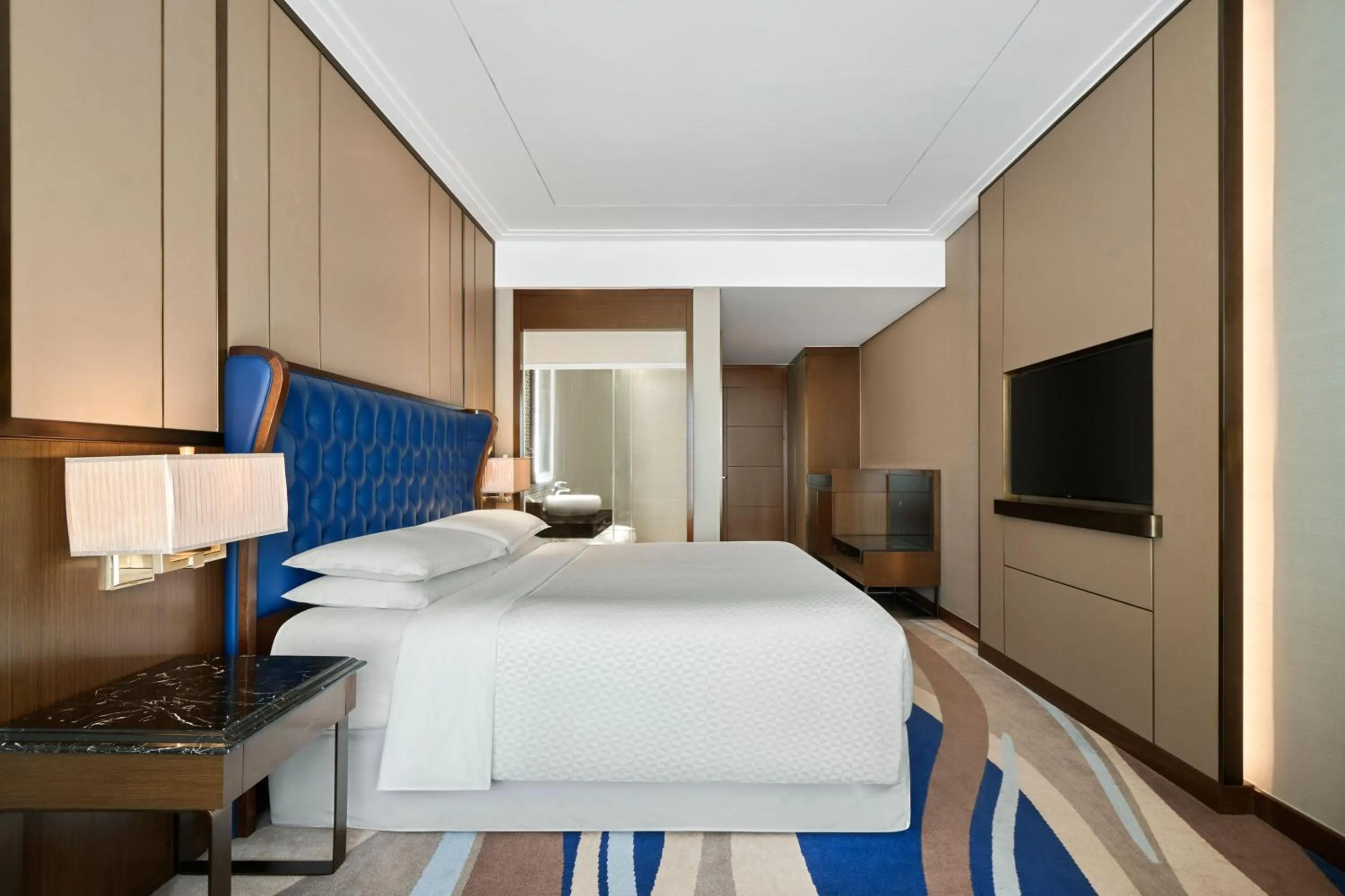 Photo of the whole room, Bed in Four Points by Sheraton Danang