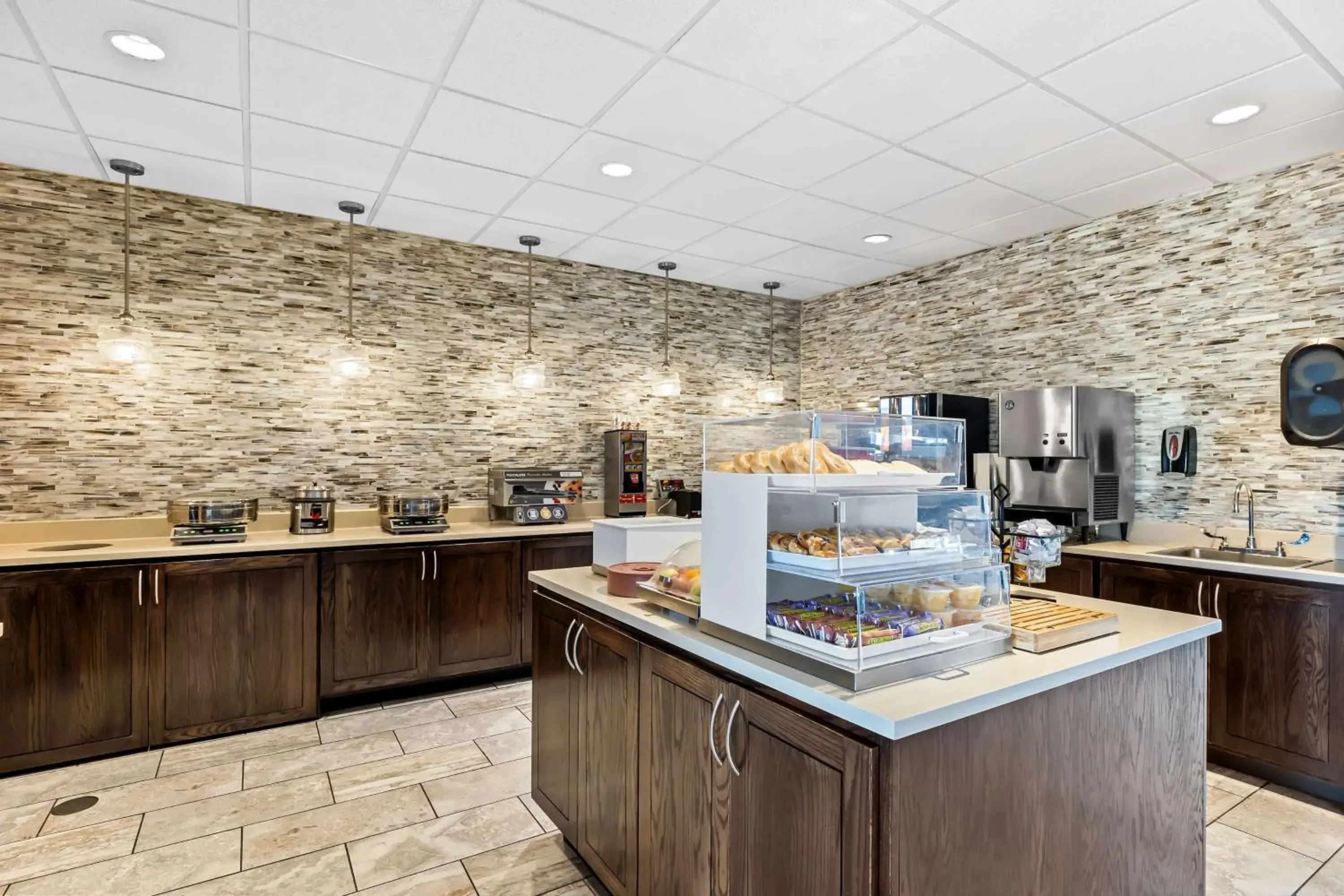 Breakfast in Best Western Plus Bolivar Hotel & Suites Breakfast in Best Western Plus Bolivar Hotel & Suites