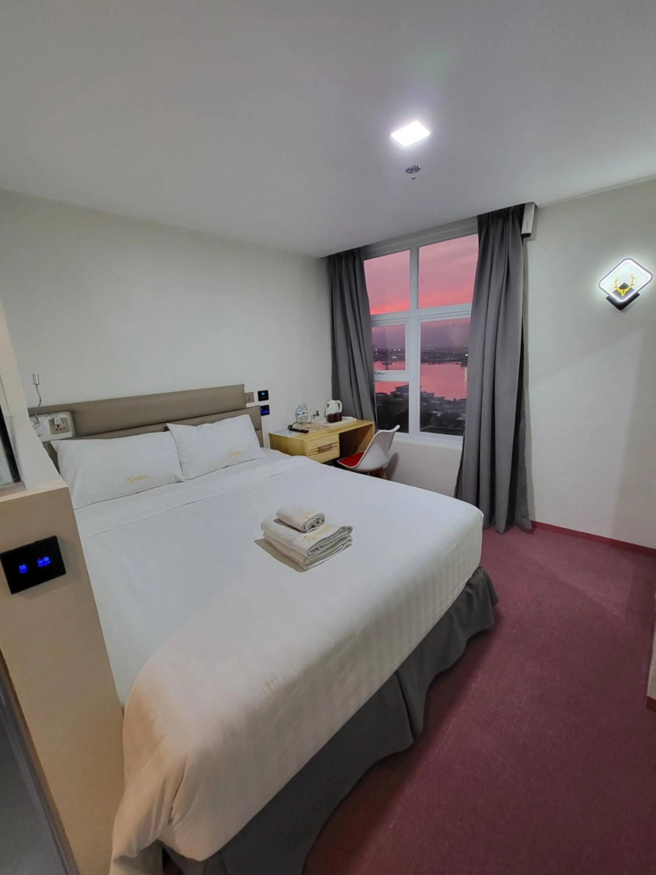 Photo of the whole room, Bed in Sempre Premier Inn - MACTAN AIRPORT HOTEL
