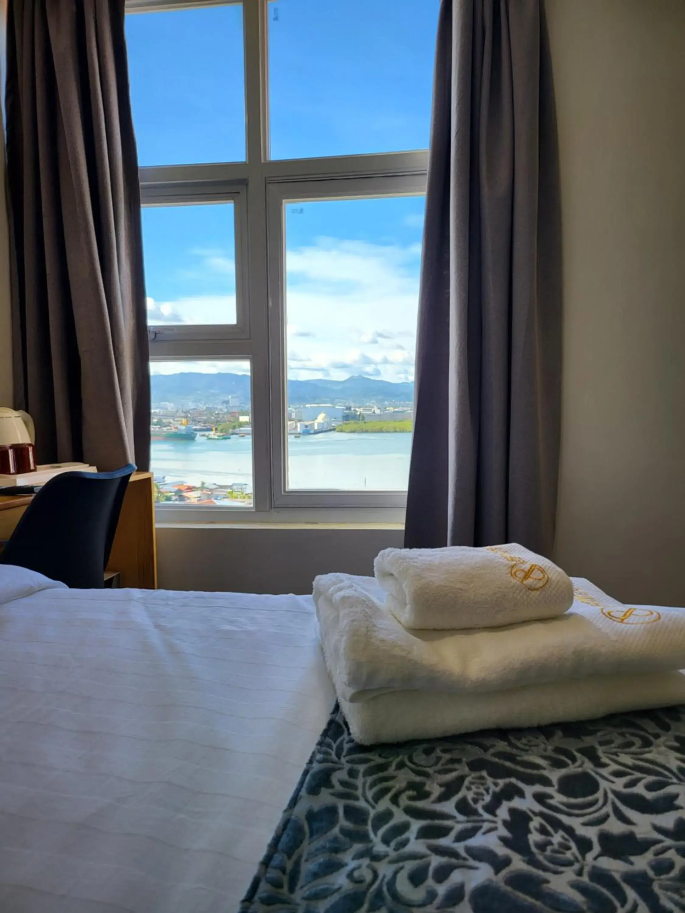 Deluxe Double or Twin Room with Free Airport Transfer in Sempre Premier Inn - MACTAN AIRPORT HOTEL Deluxe Double or Twin Room with Free Airport Transfer in Sempre Premier Inn - MACTAN AIRPORT HOTEL