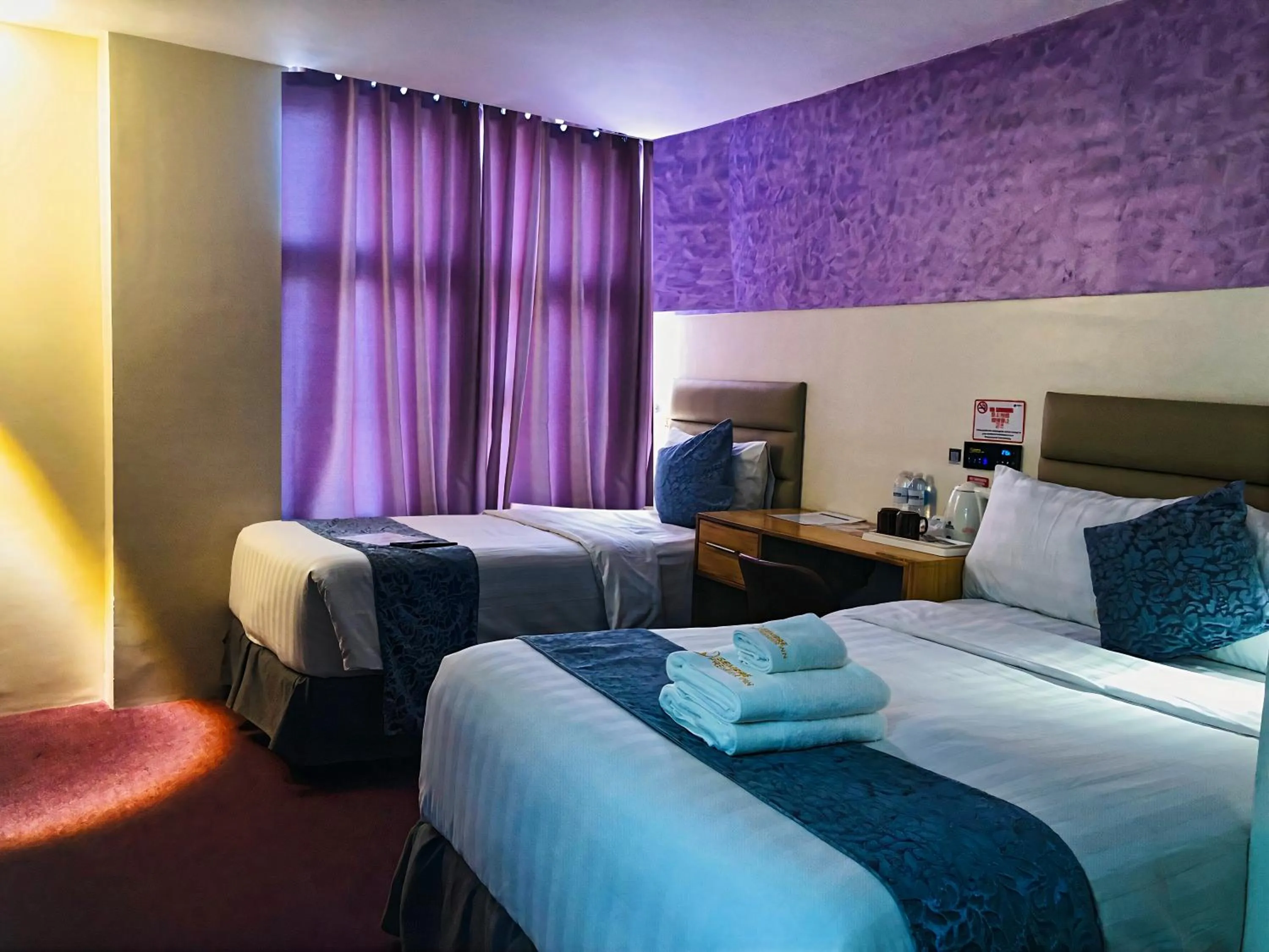 Seating area, Bed in Sempre Premier Inn - MACTAN AIRPORT HOTEL