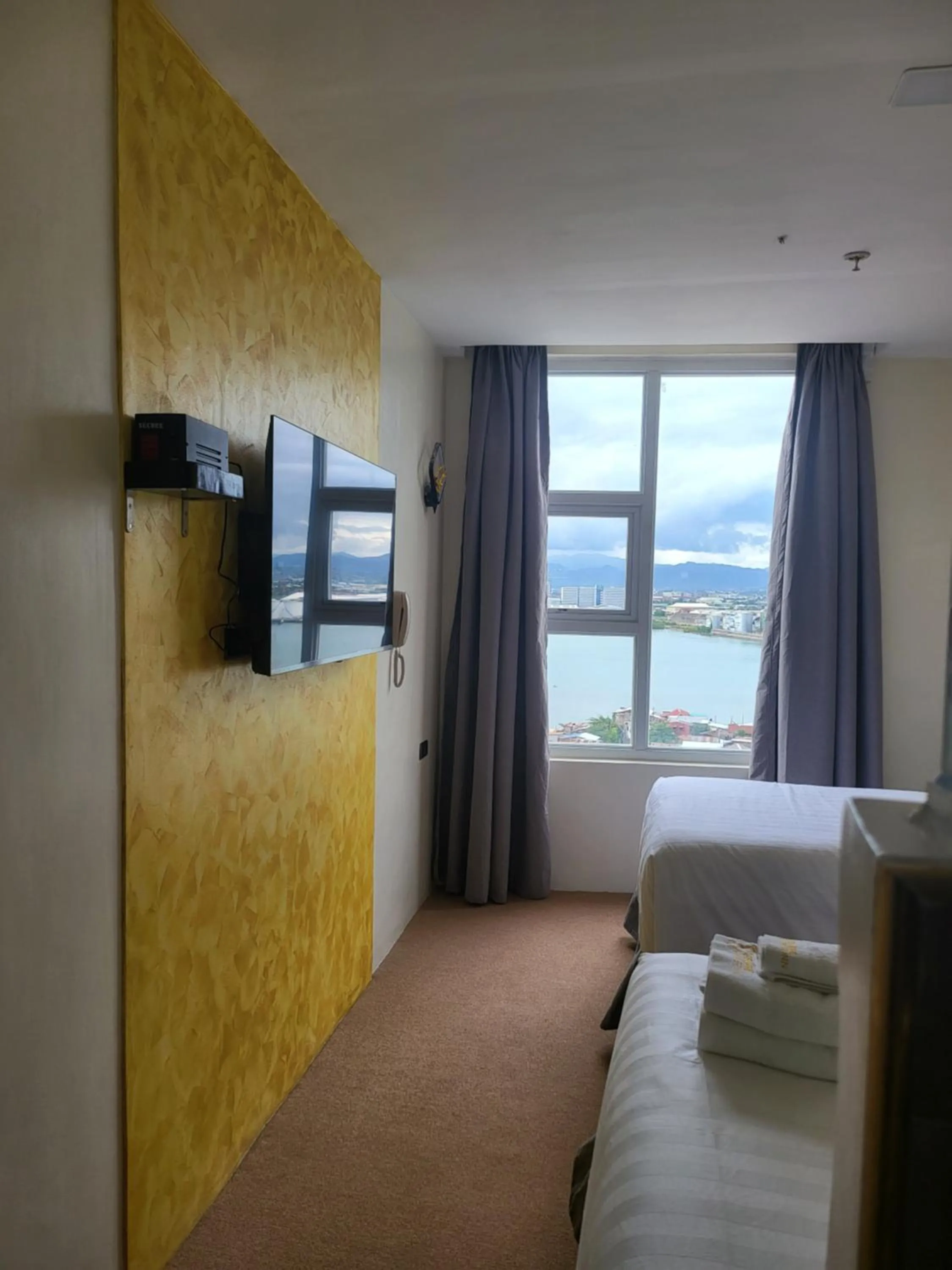 TV and multimedia, Bed in Sempre Premier Inn - MACTAN AIRPORT HOTEL