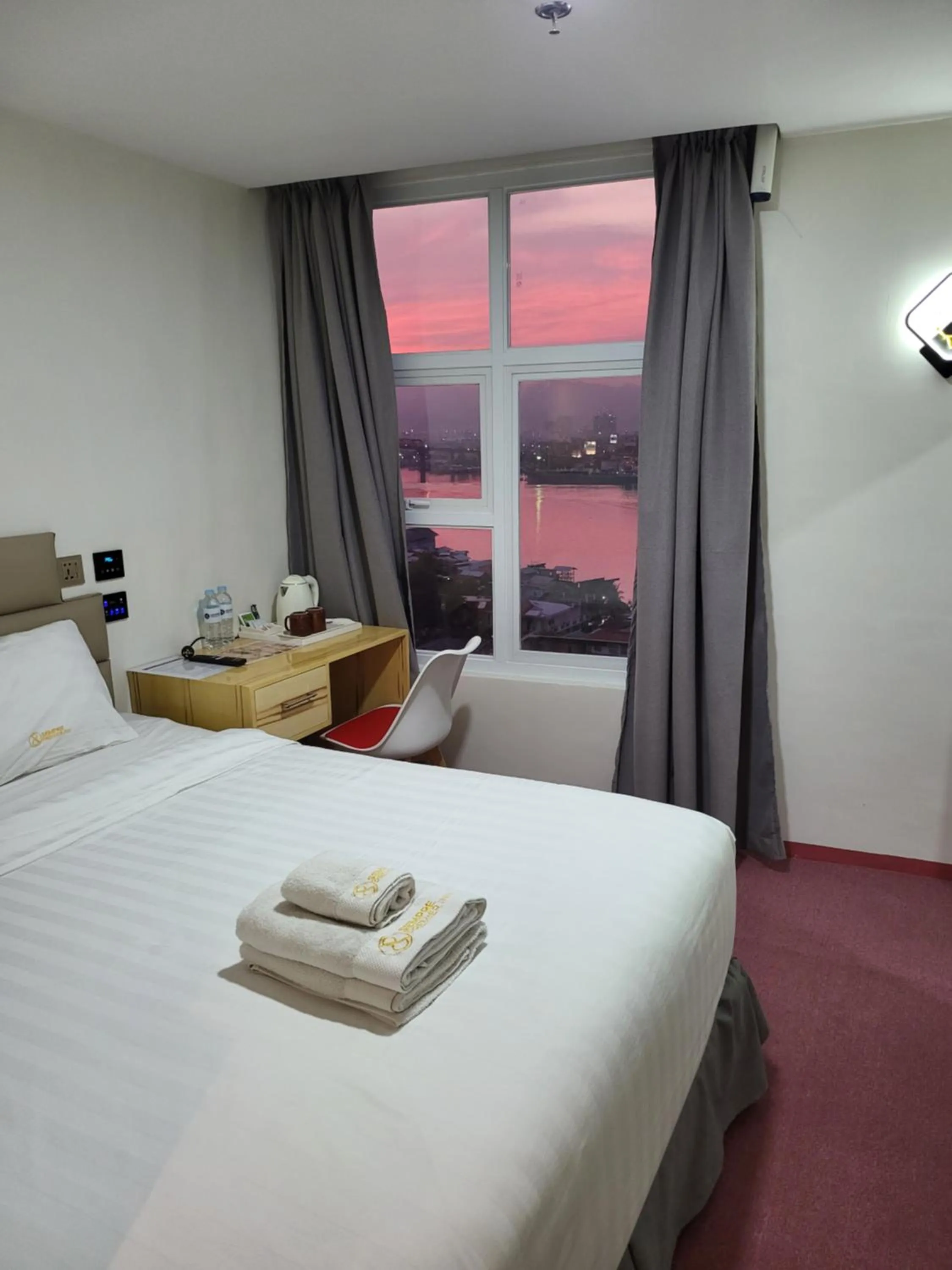 Bed in Sempre Premier Inn - MACTAN AIRPORT HOTEL