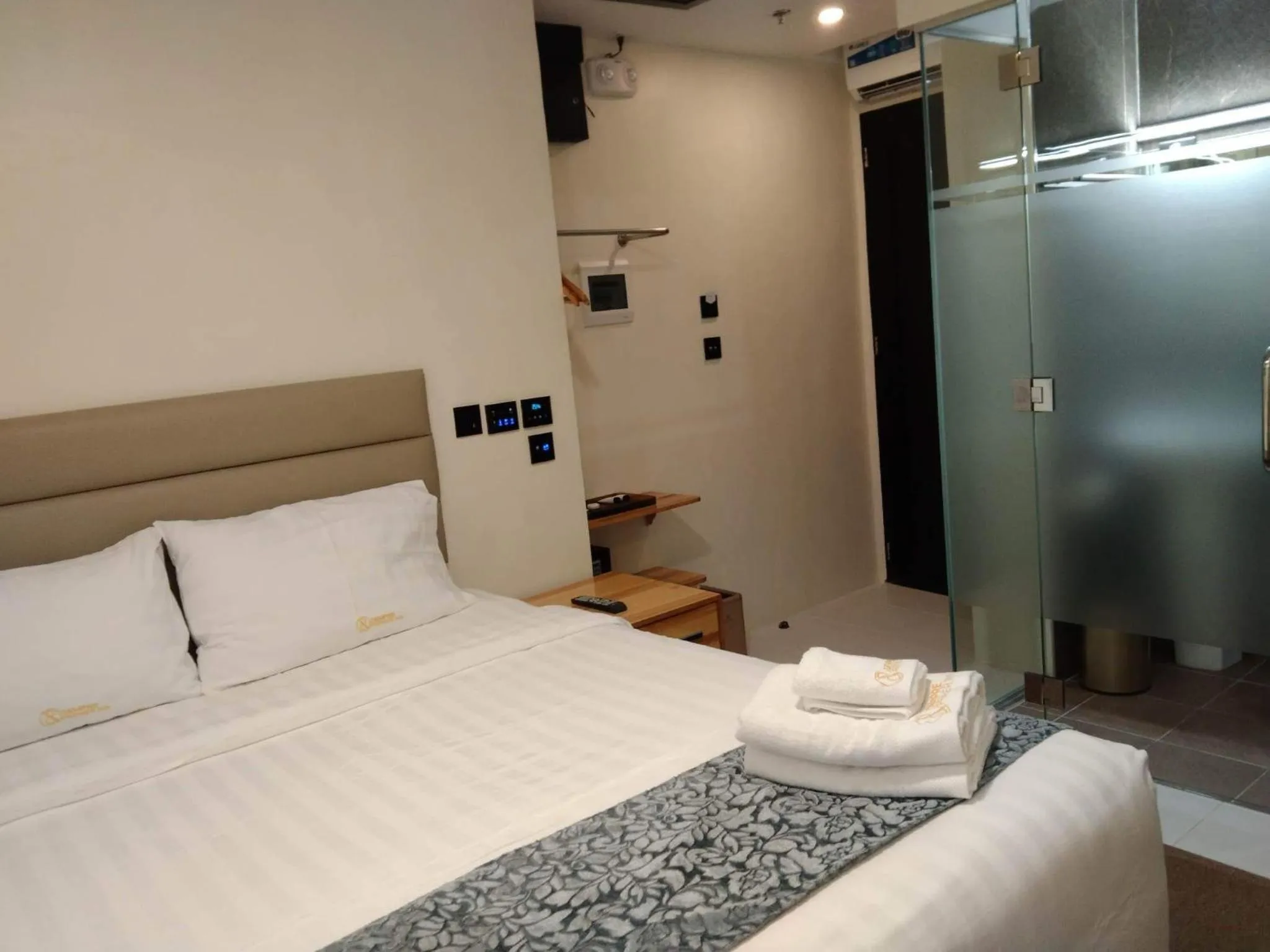 Public Bath, Bed in Sempre Premier Inn - MACTAN AIRPORT HOTEL