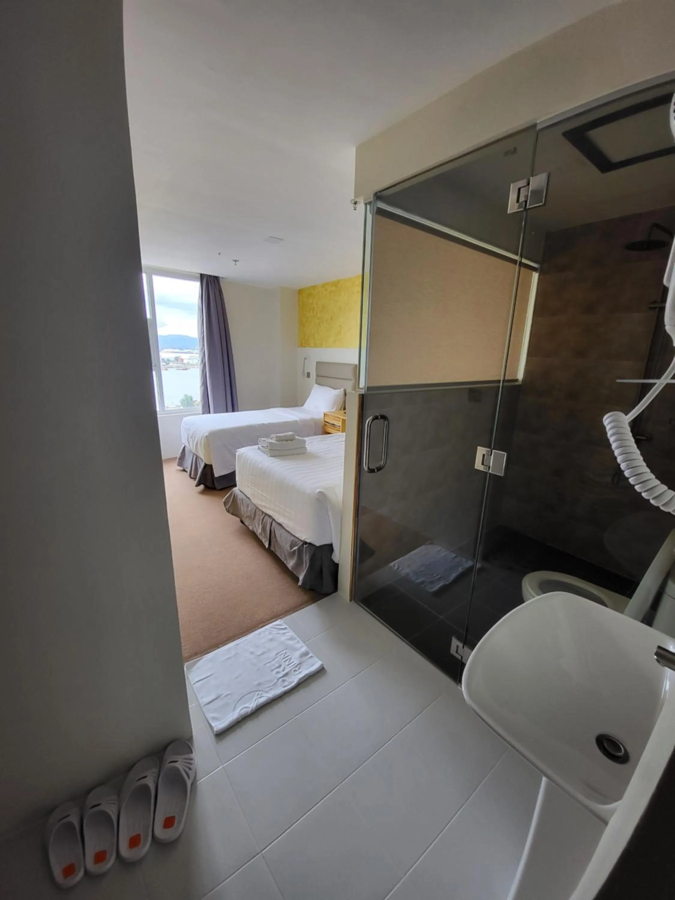Toilet, Bed in Sempre Premier Inn - MACTAN AIRPORT HOTEL