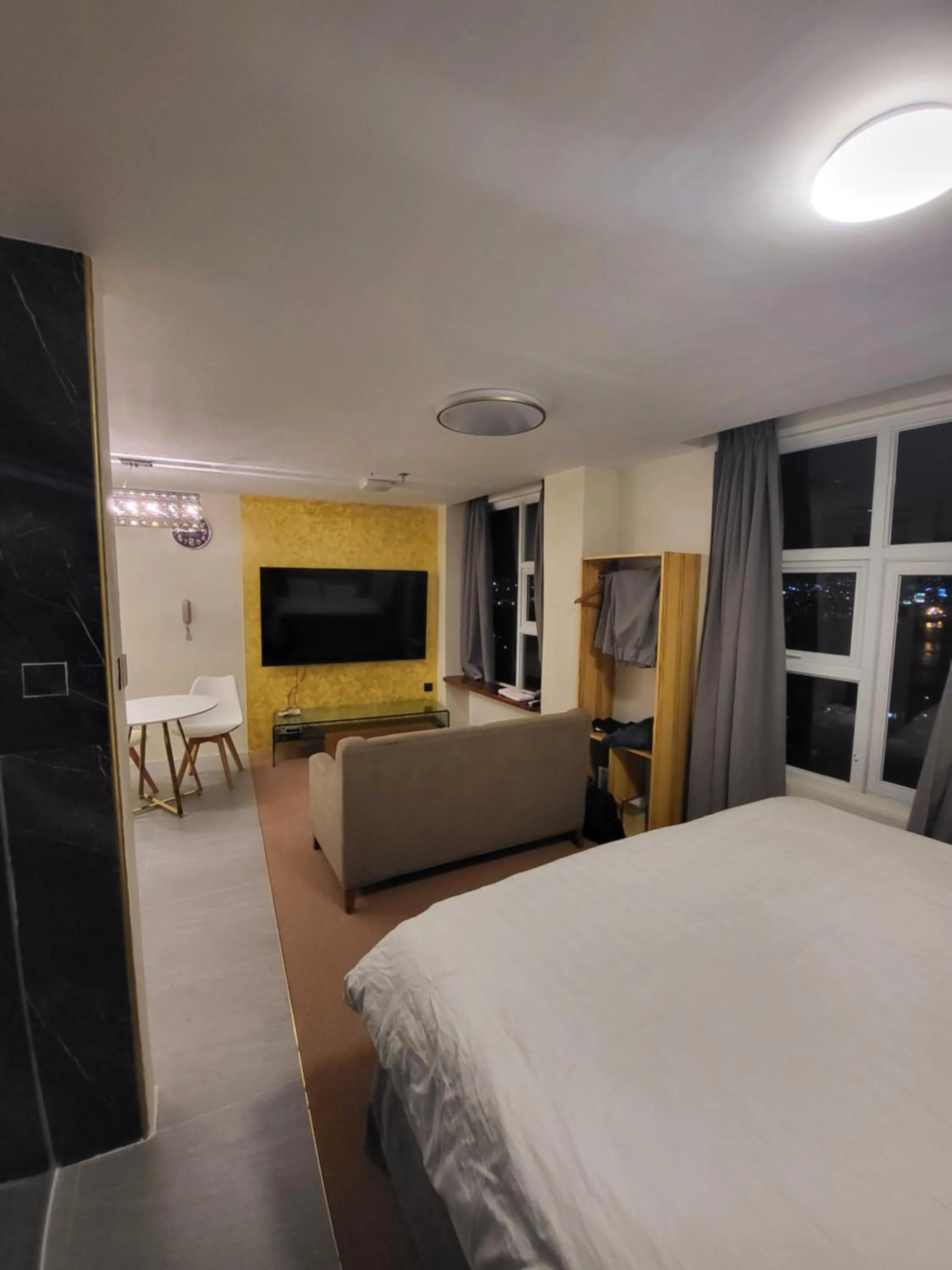 TV and multimedia, Bed in Sempre Premier Inn - MACTAN AIRPORT HOTEL