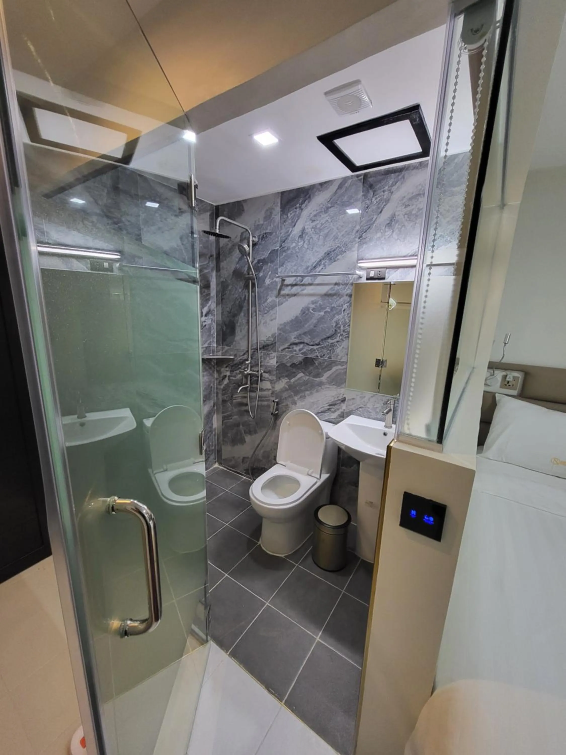 Shower in Sempre Premier Inn - MACTAN AIRPORT HOTEL