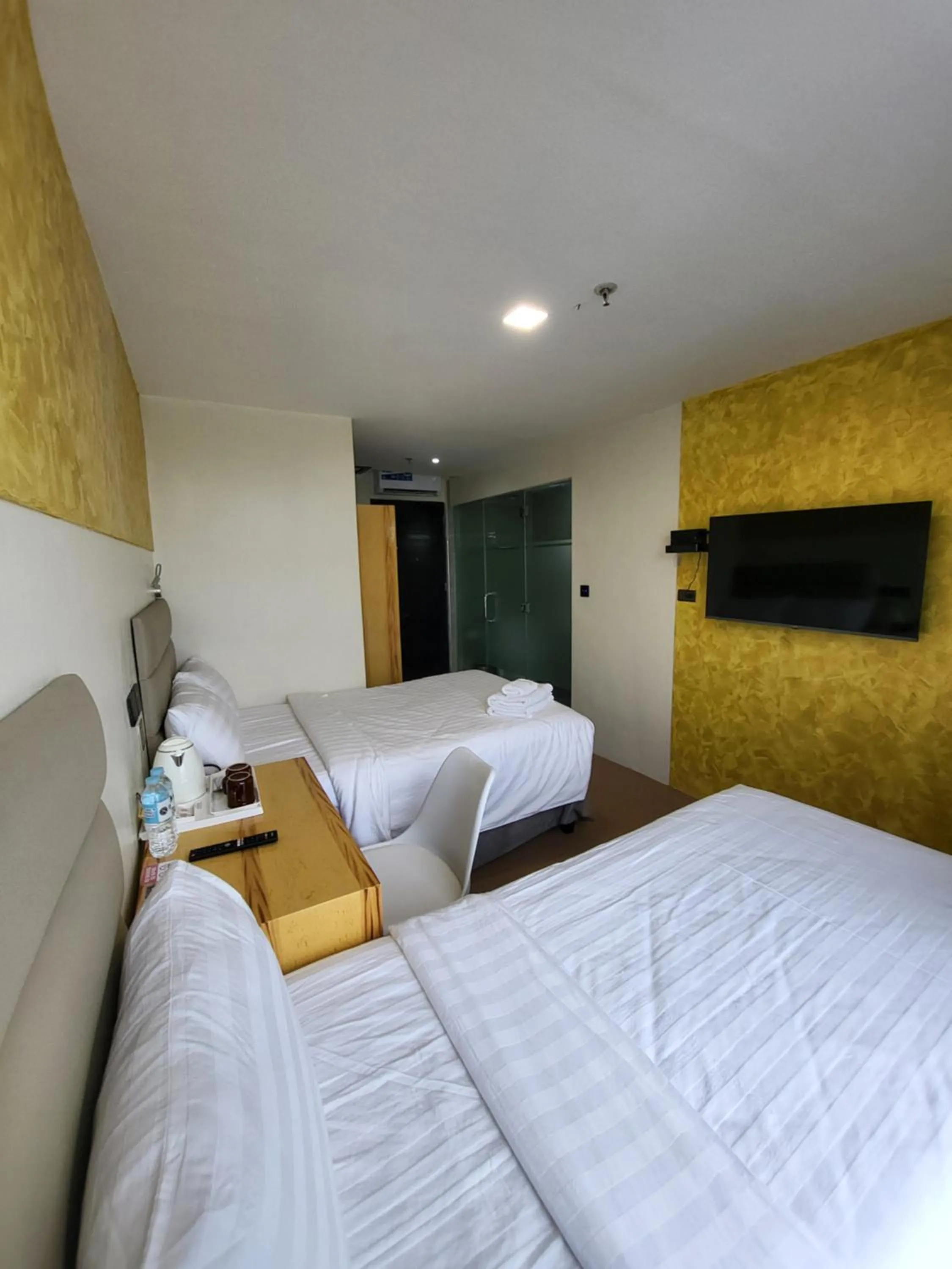 TV and multimedia, Bed in Sempre Premier Inn - MACTAN AIRPORT HOTEL