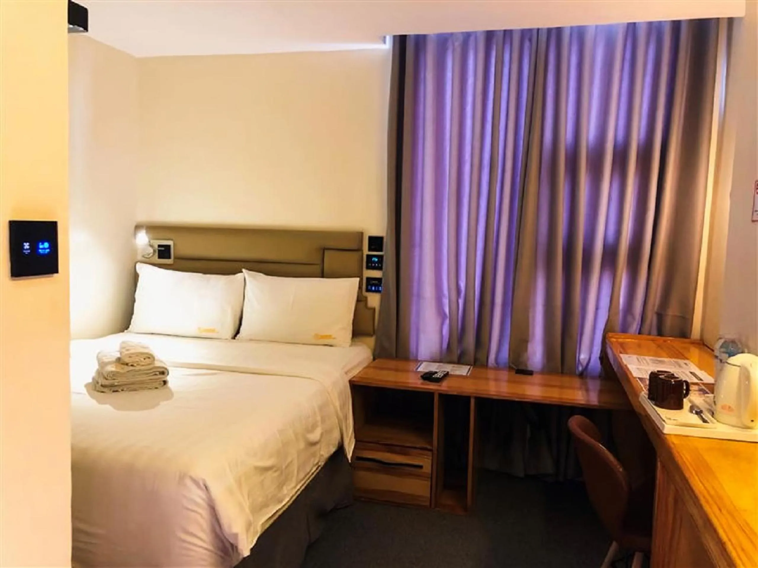 Bed in Sempre Premier Inn - MACTAN AIRPORT HOTEL