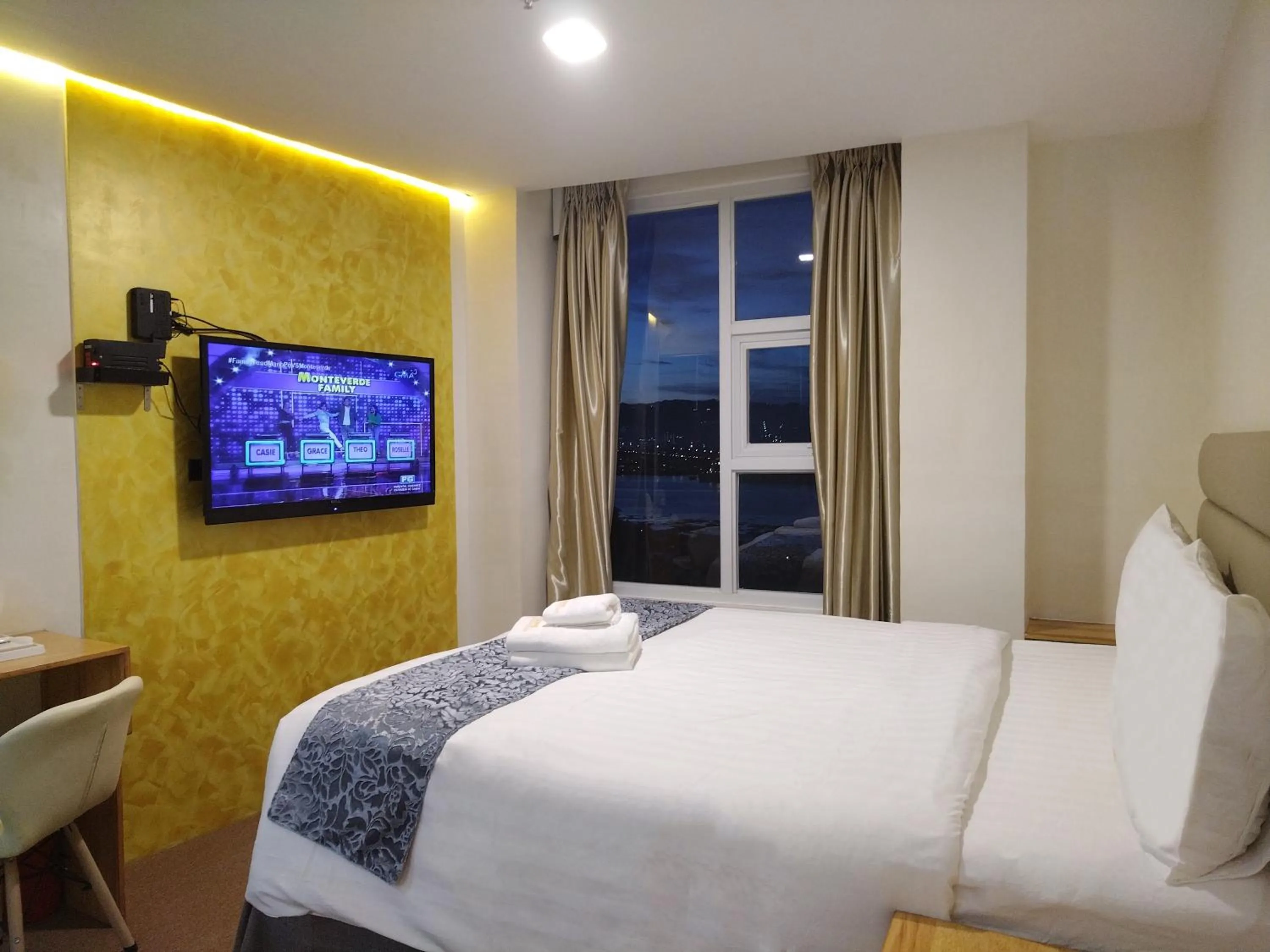 TV and multimedia, Bed in Sempre Premier Inn - MACTAN AIRPORT HOTEL