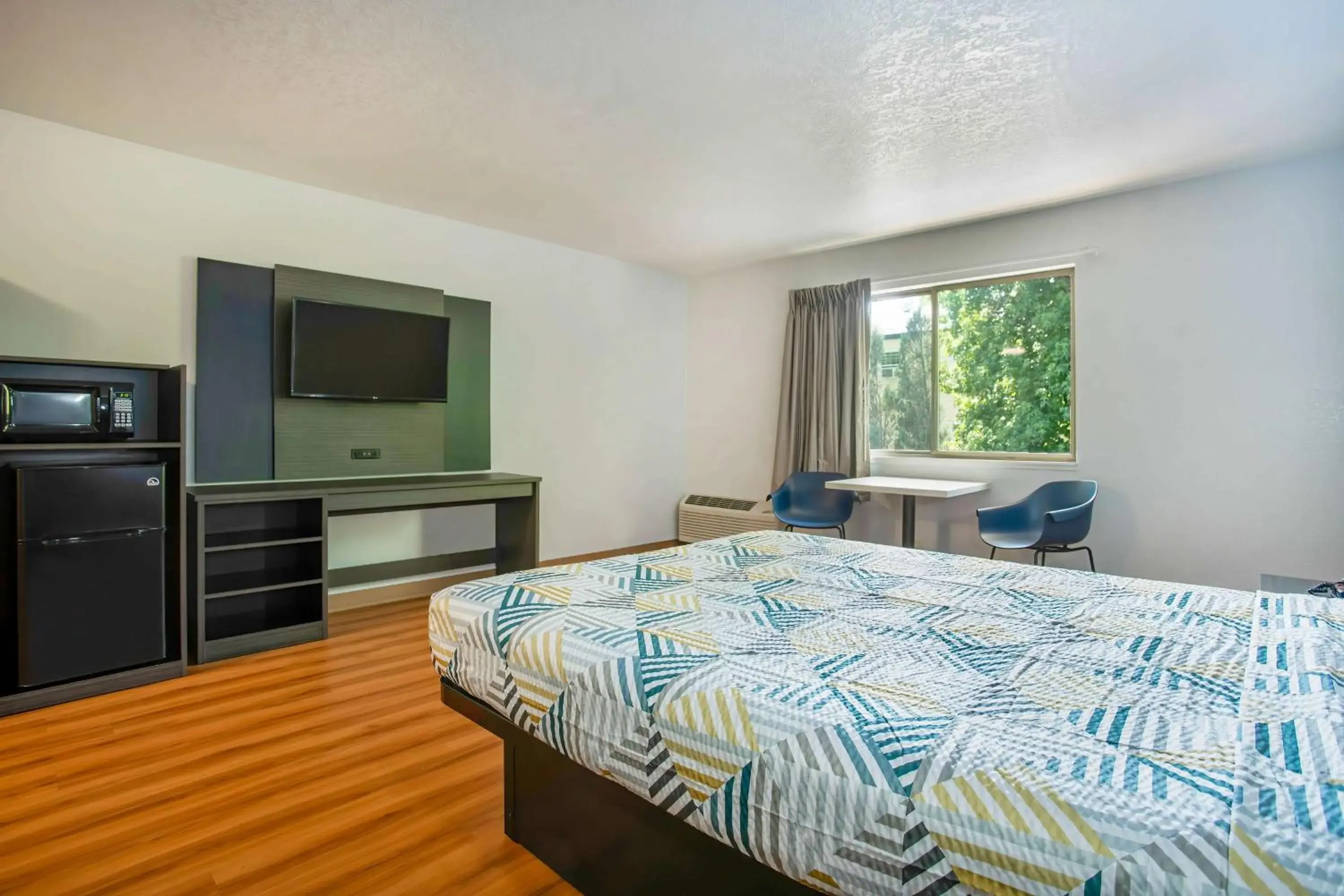 Bedroom, Bed in Motel 6-Gresham, OR - Portland