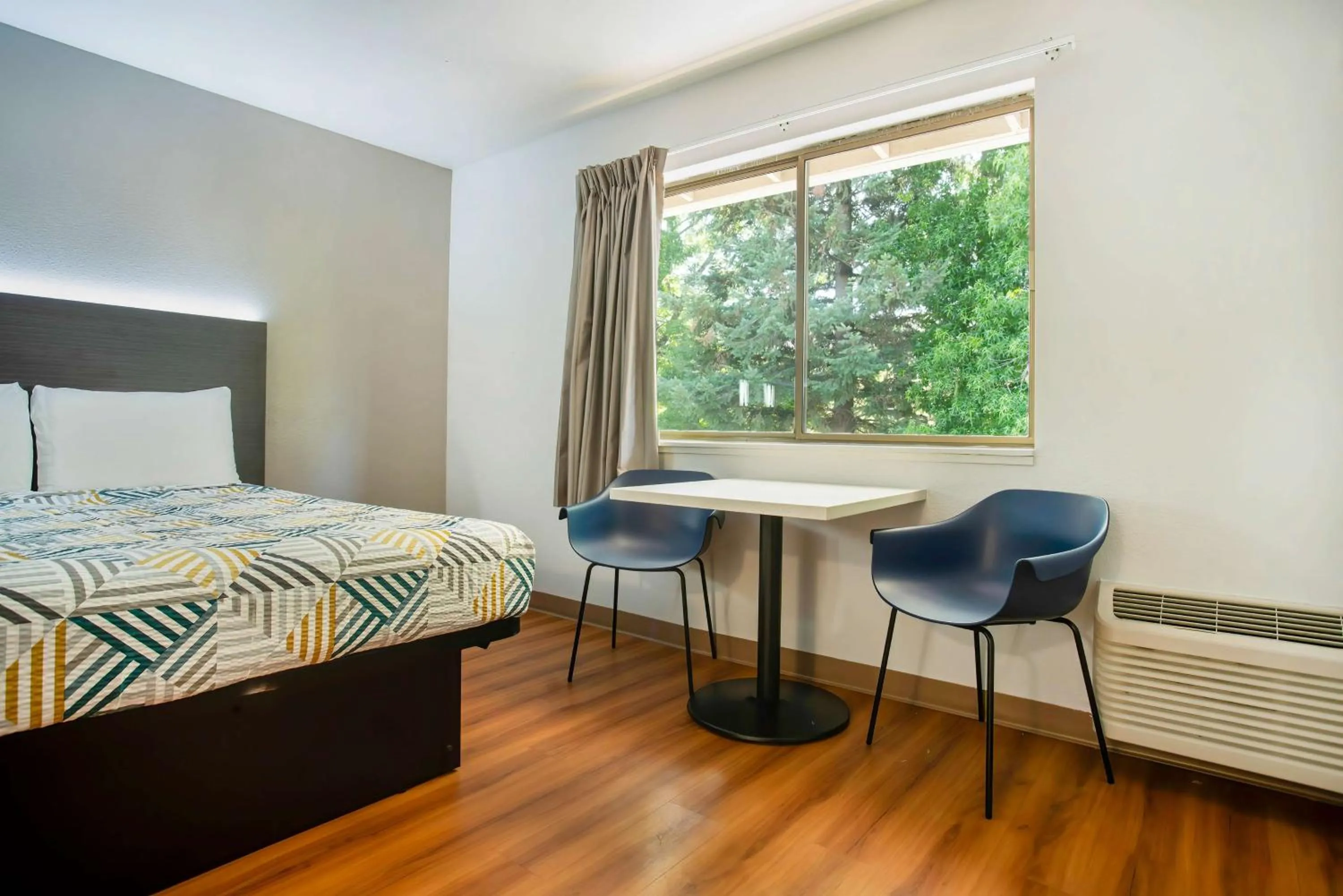 Bedroom, Bed in Motel 6-Gresham, OR - Portland