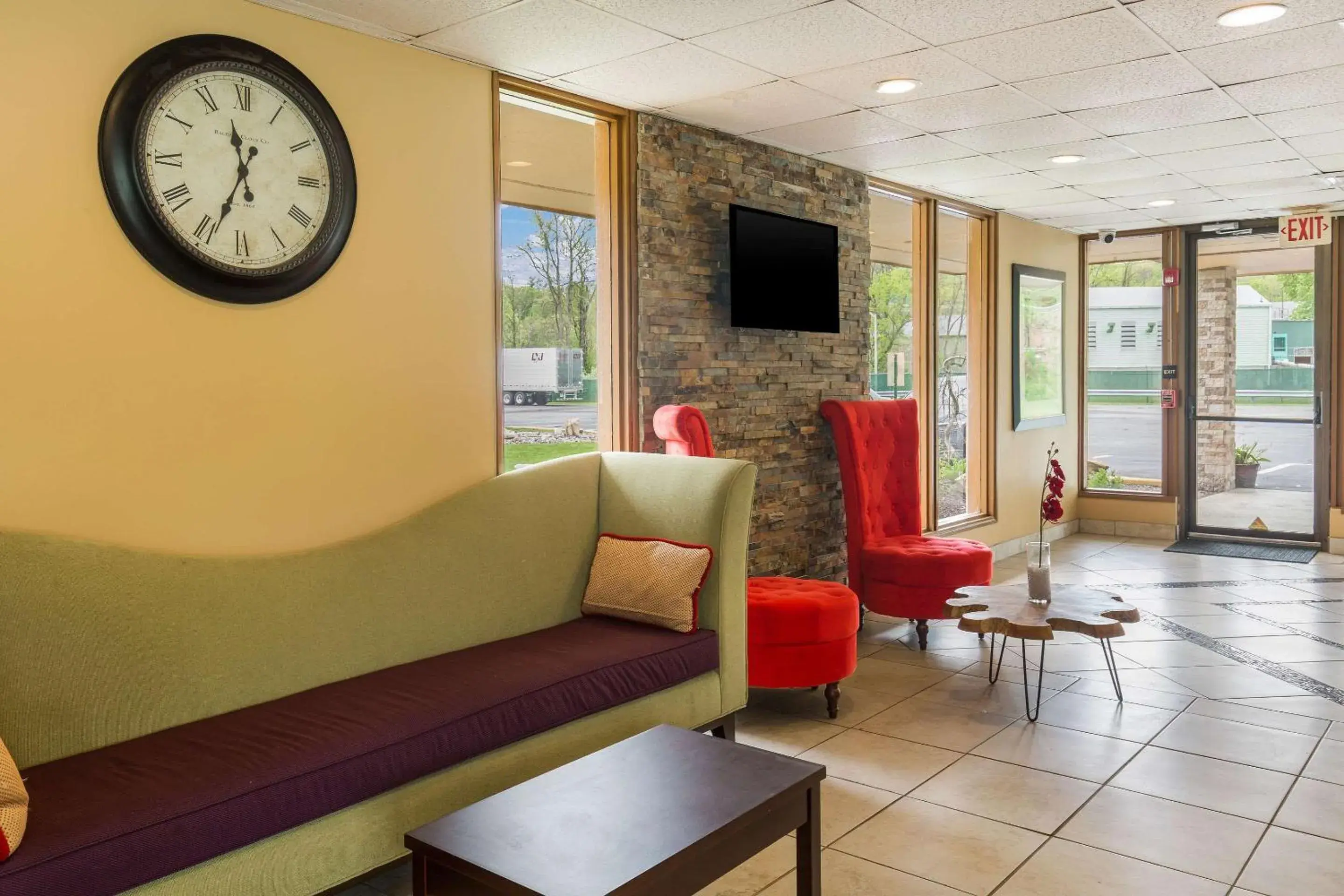 Lobby or reception, Lobby/Reception in Clarion Inn & Suites Stroudsburg - Poconos