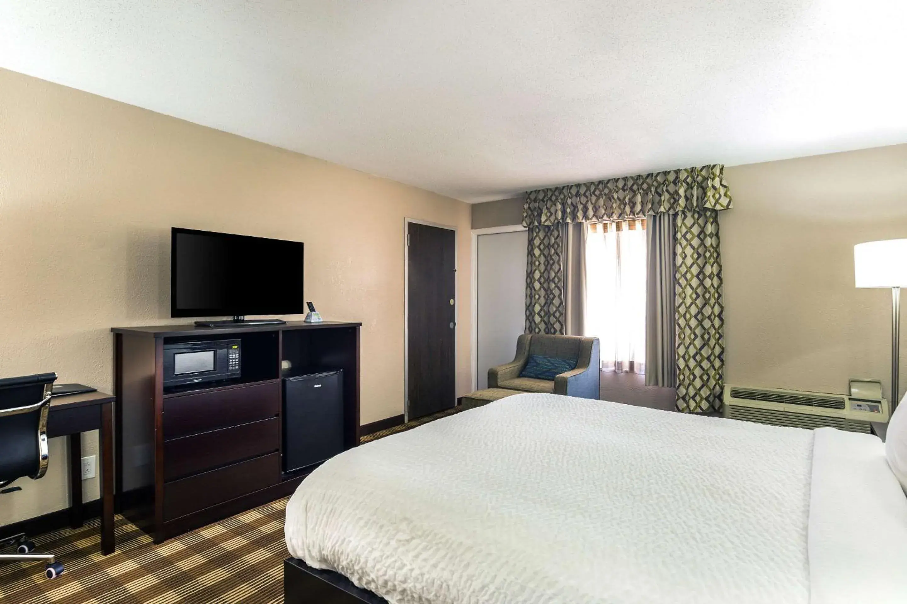 Bed in Clarion Inn & Suites Stroudsburg - Poconos