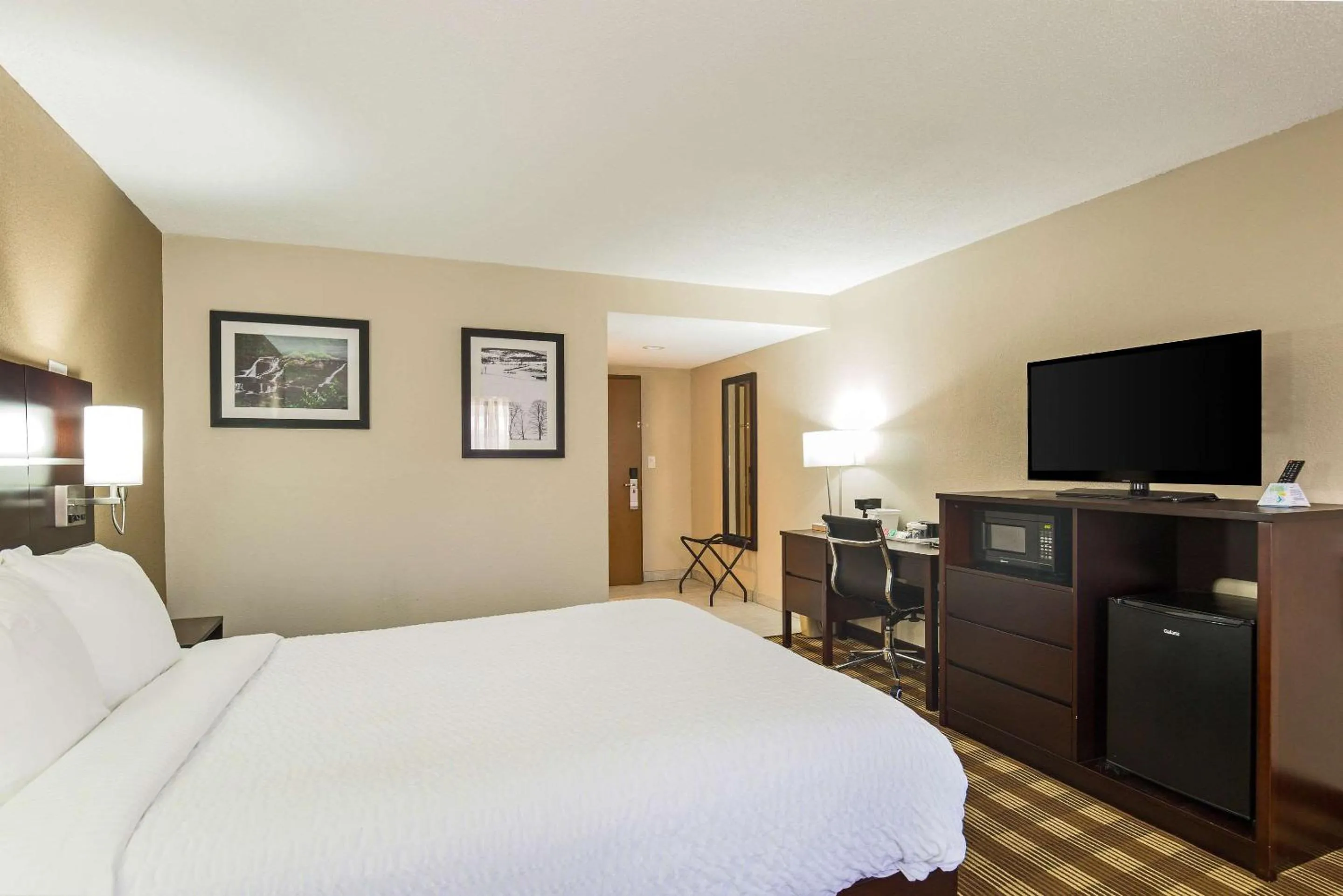 Photo of the whole room, Bed in Pocono Inn & Banquet - Stroudsburg