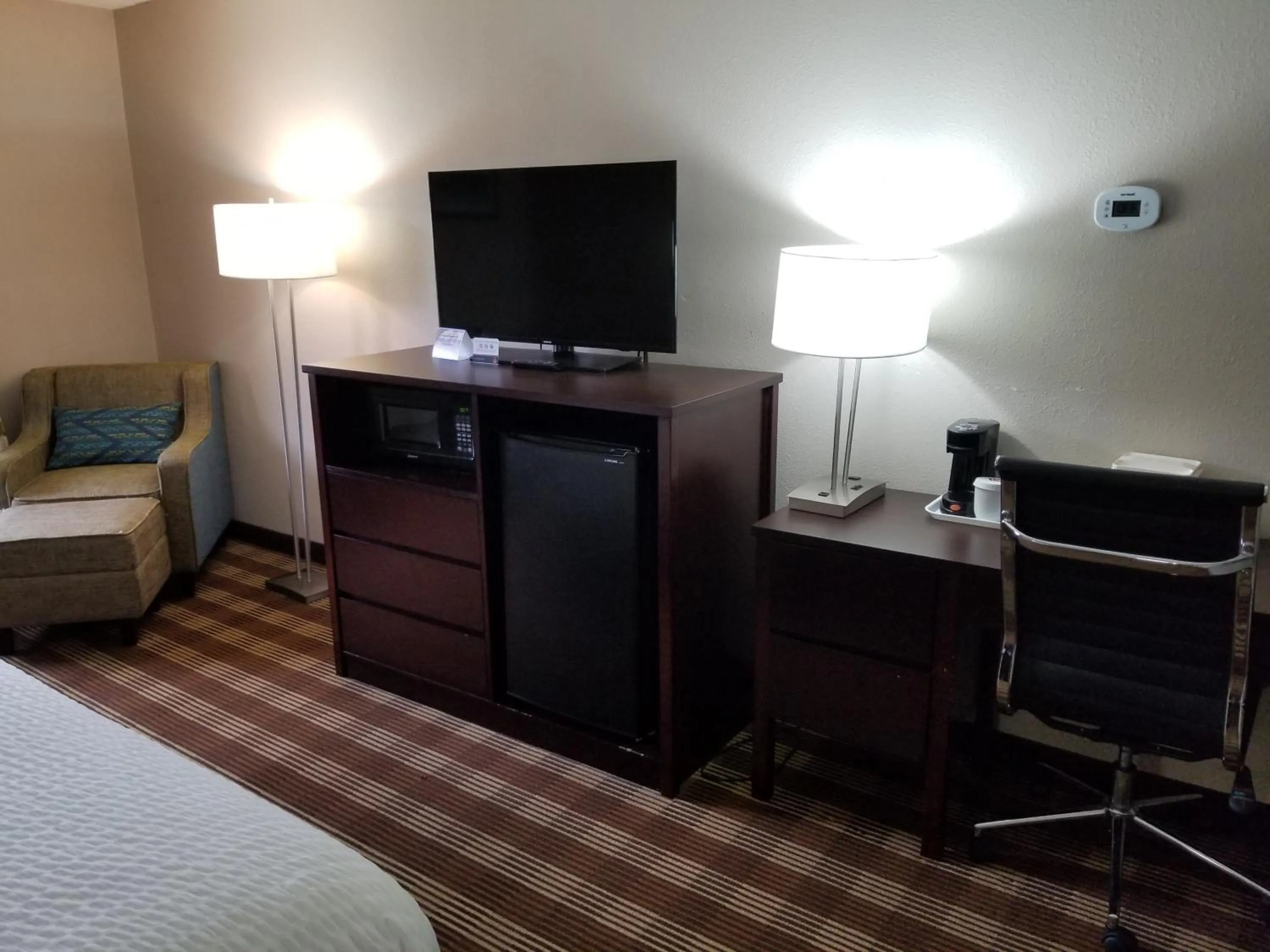 TV and multimedia, Bed in Pocono Inn & Banquet - Stroudsburg