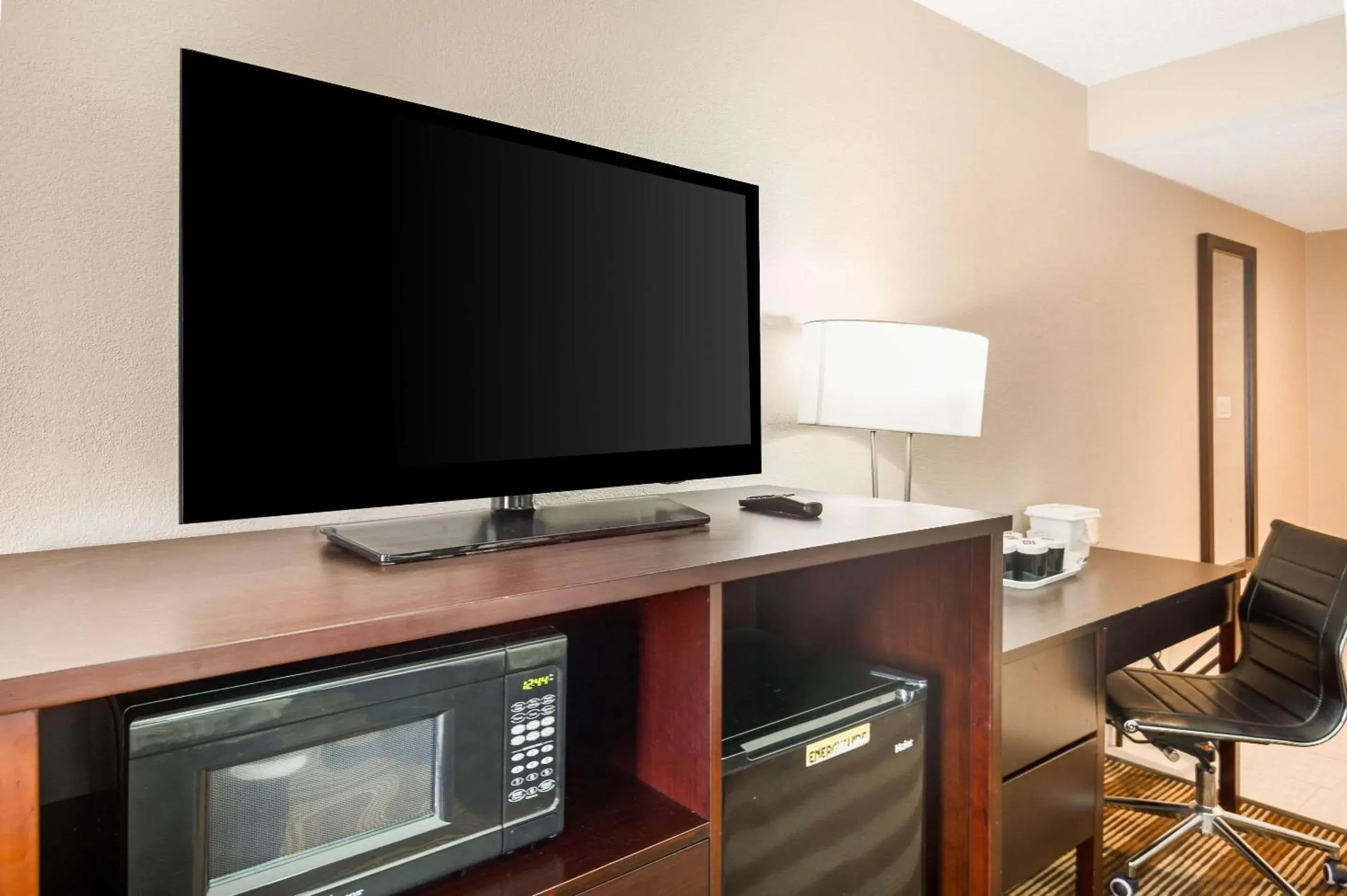 Photo of the whole room, TV/Entertainment Center in Clarion Inn & Suites Stroudsburg - Poconos