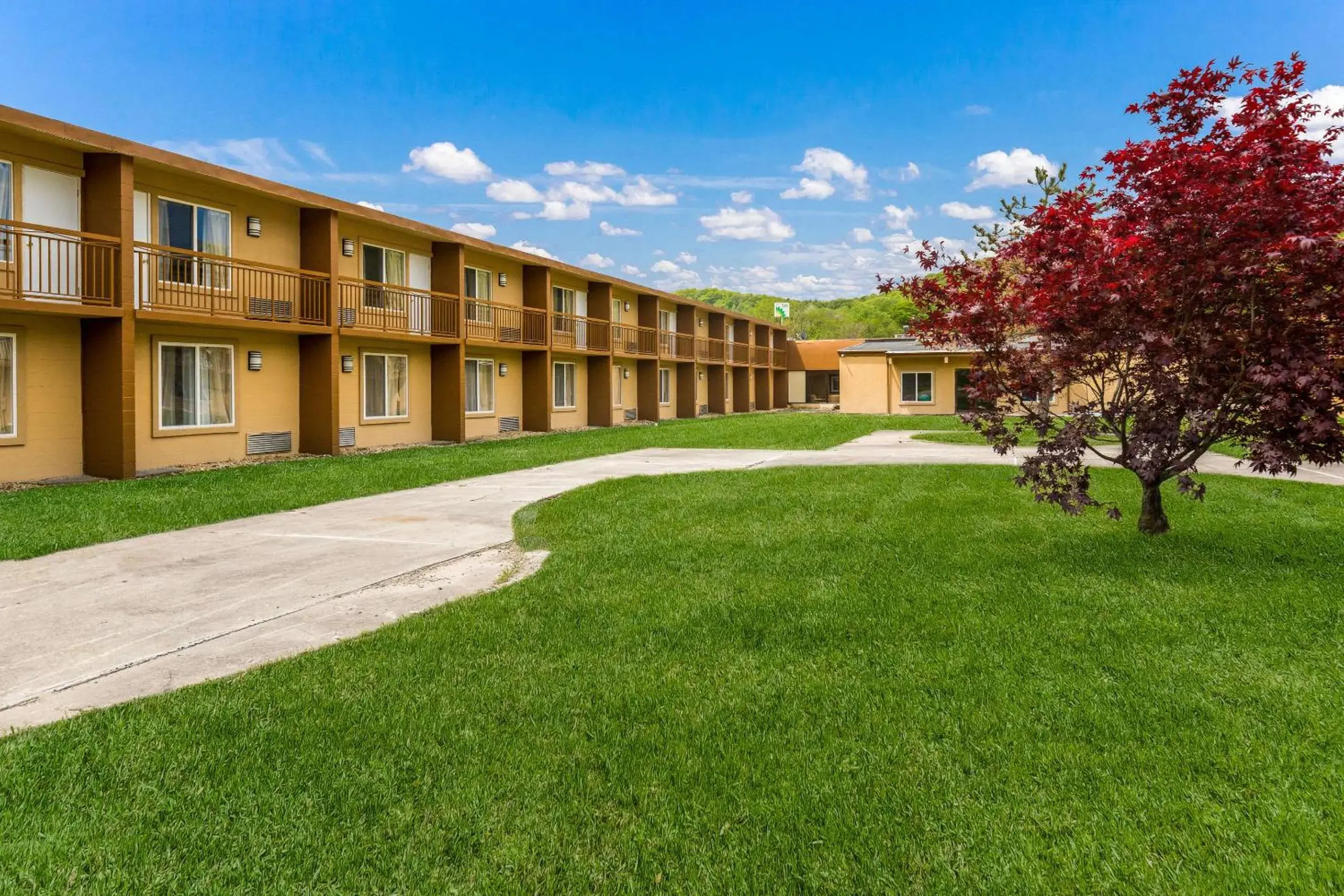 Property Building in Clarion Inn & Suites Stroudsburg - Poconos