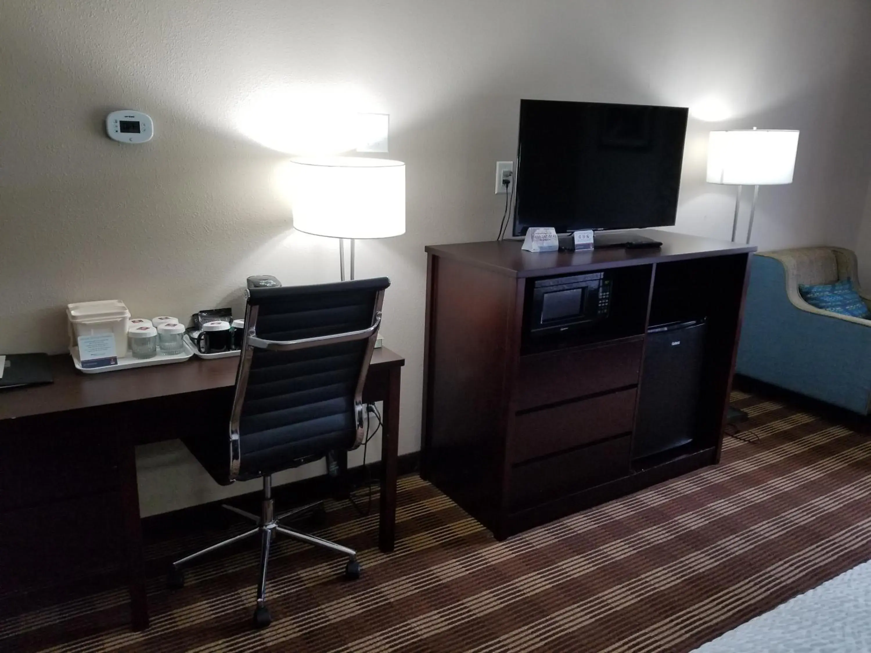 TV and multimedia, TV/Entertainment Center in Clarion Inn & Suites Stroudsburg - Poconos