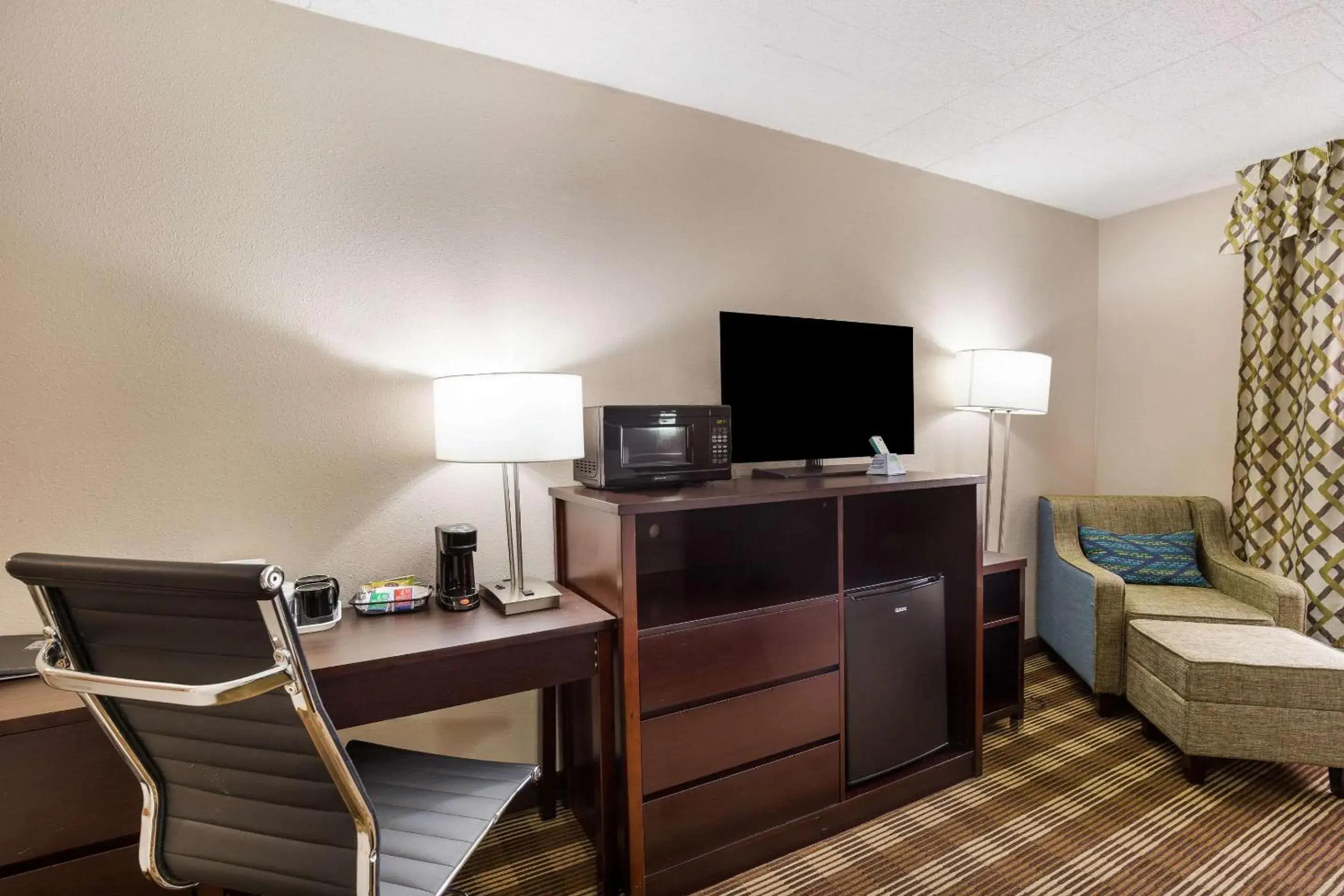 Photo of the whole room, TV/Entertainment Center in Clarion Inn & Suites Stroudsburg - Poconos