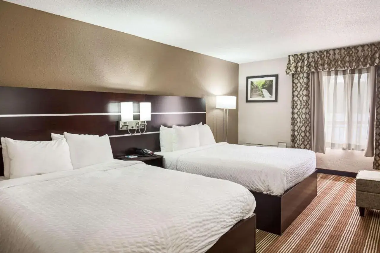 Bed in Clarion Inn & Suites Stroudsburg - Poconos