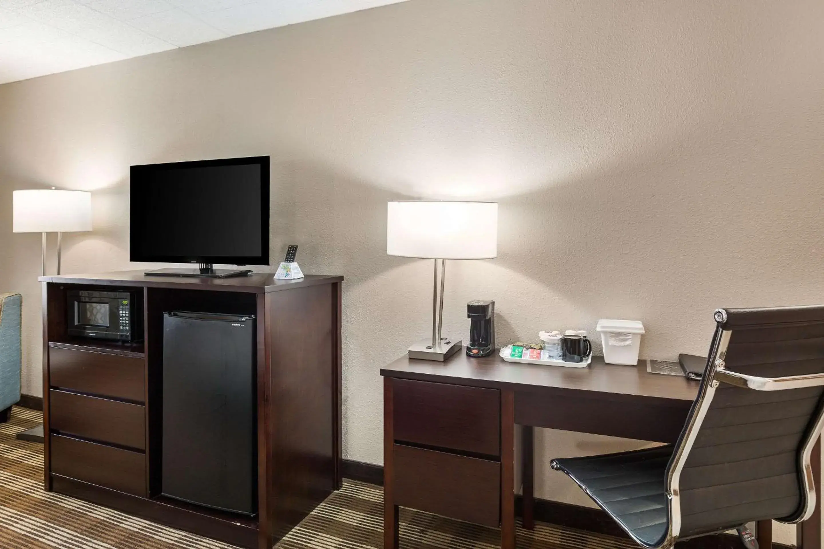 Photo of the whole room, TV/Entertainment Center in Clarion Inn & Suites Stroudsburg - Poconos