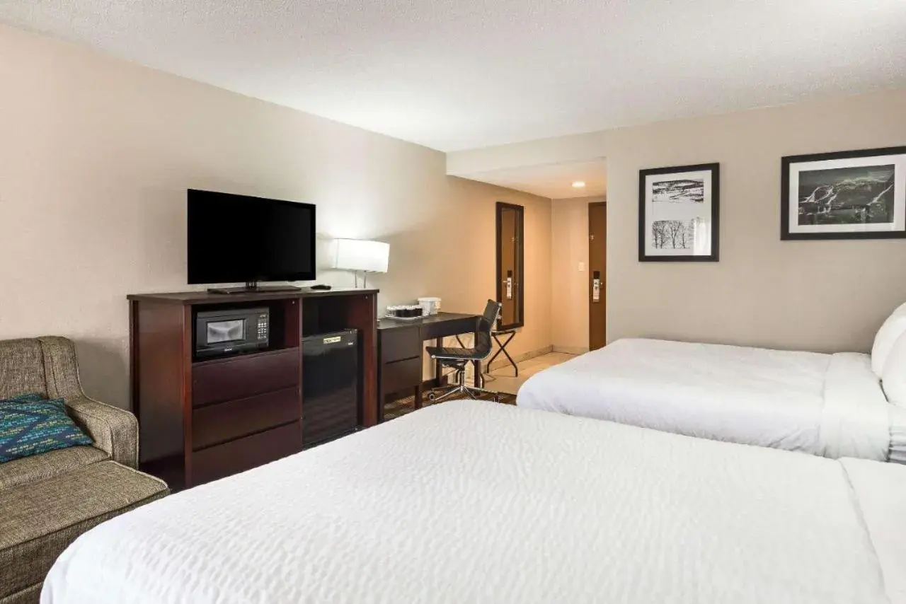 Bed in Clarion Inn & Suites Stroudsburg - Poconos