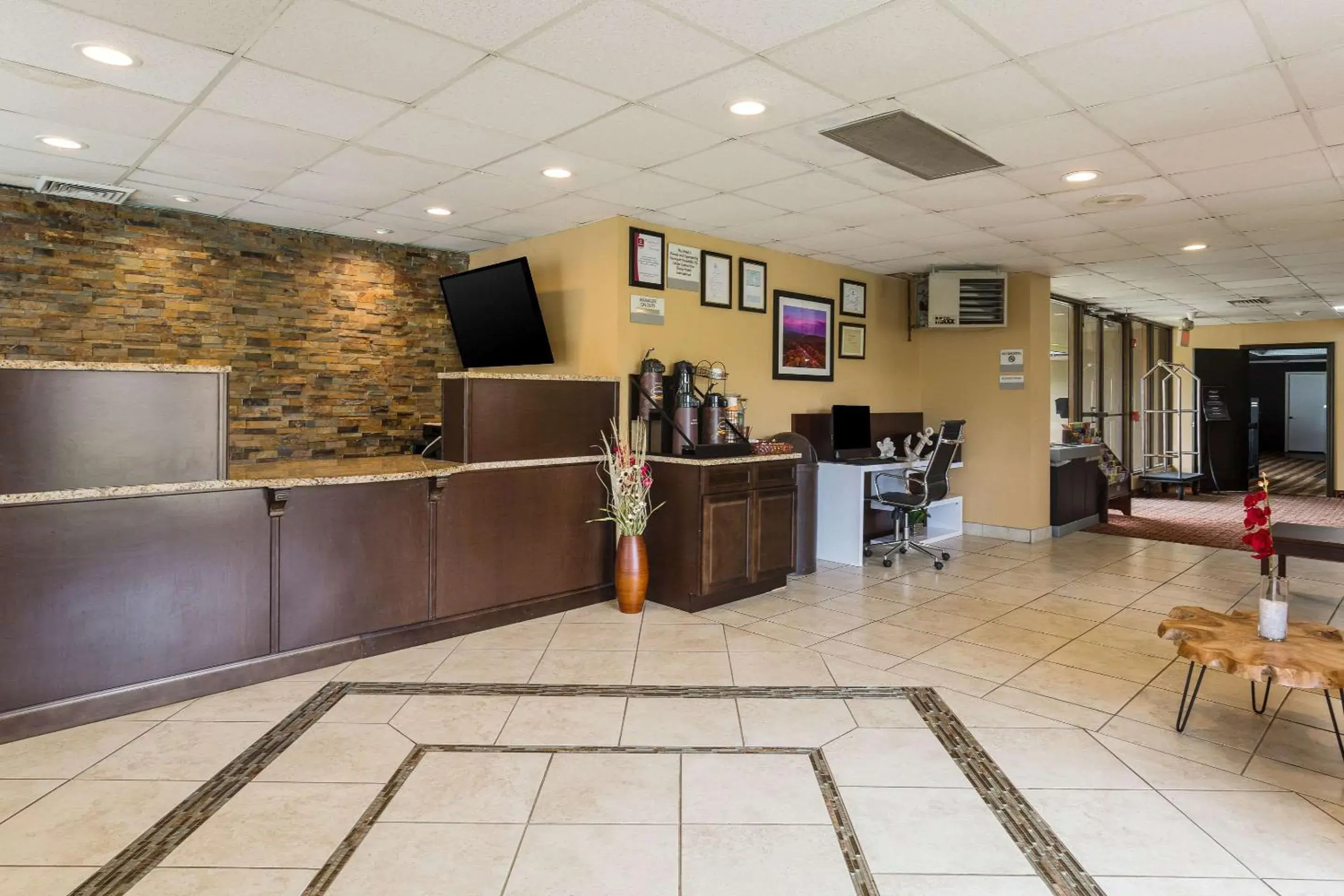 Lobby or reception, Lobby/Reception in Clarion Inn & Suites Stroudsburg - Poconos