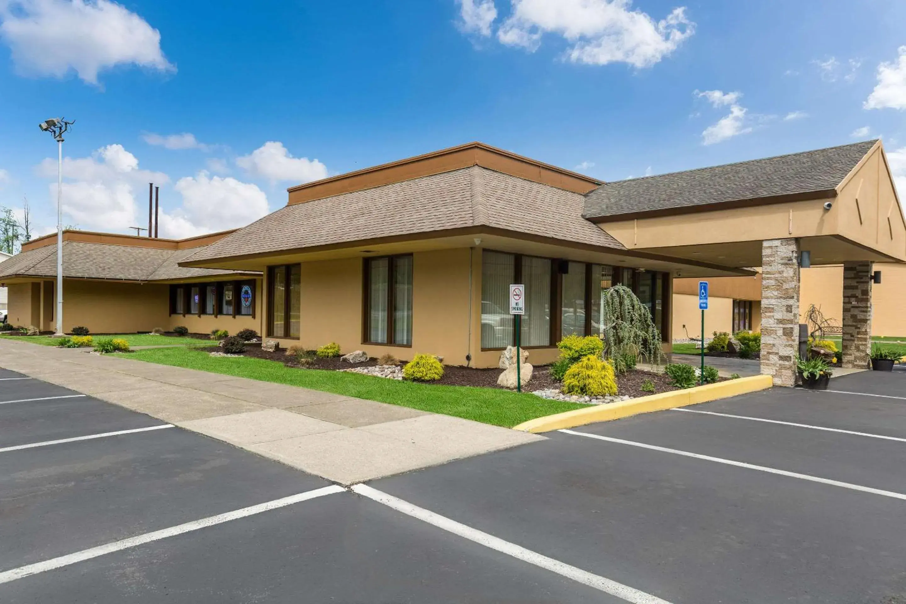 Property Building in Clarion Inn & Suites Stroudsburg - Poconos