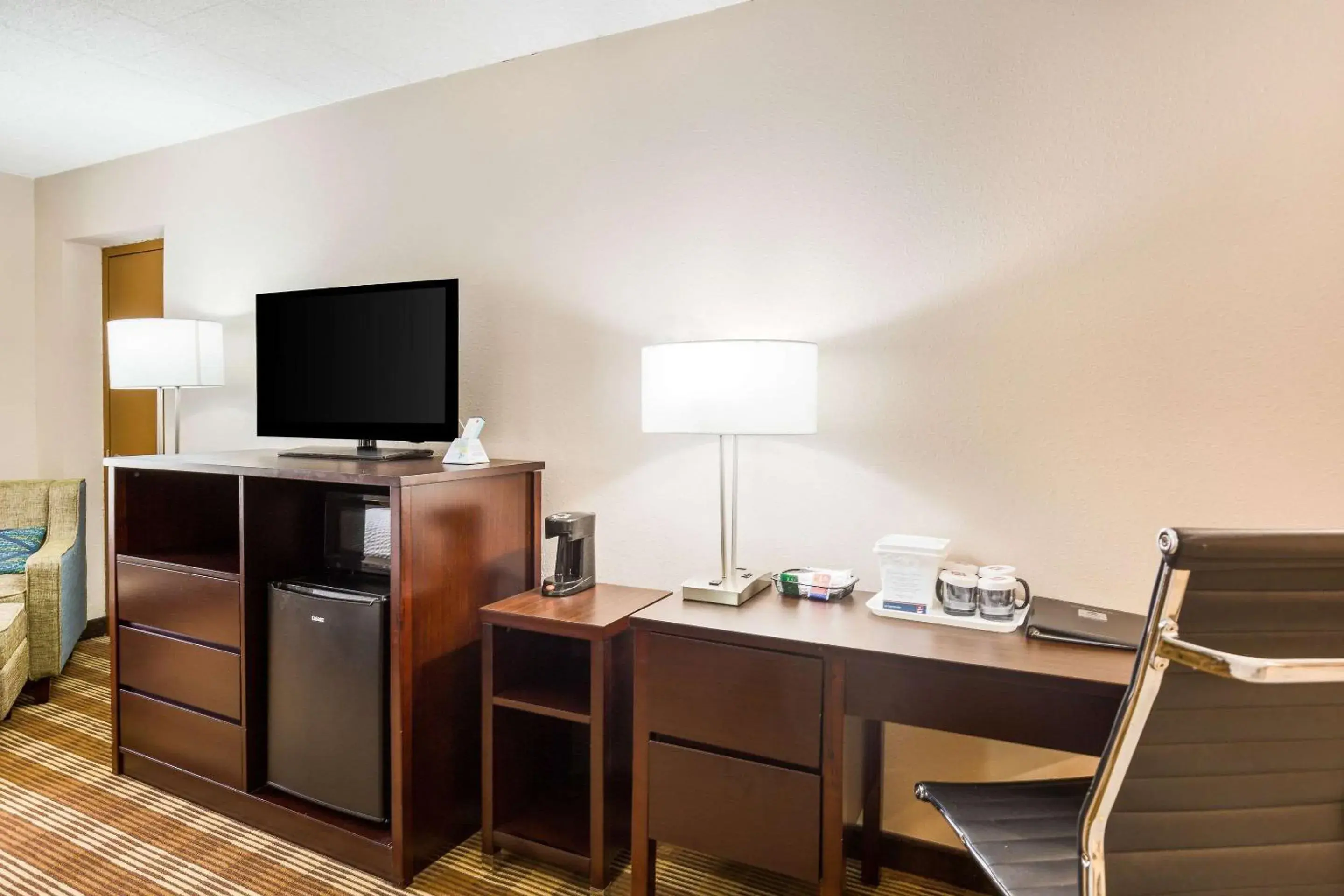 Photo of the whole room, TV/Entertainment Center in Clarion Inn & Suites Stroudsburg - Poconos