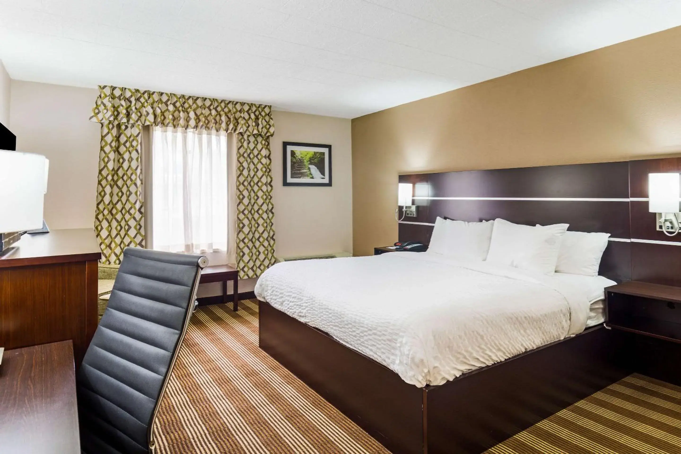 Photo of the whole room, Bed in Clarion Inn & Suites Stroudsburg - Poconos