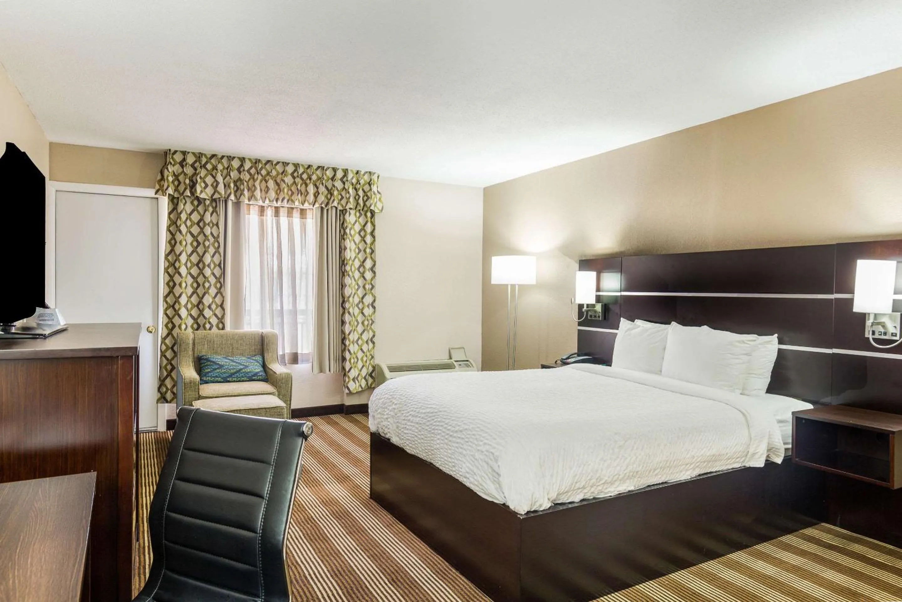 Photo of the whole room, Bed in Pocono Inn & Banquet - Stroudsburg