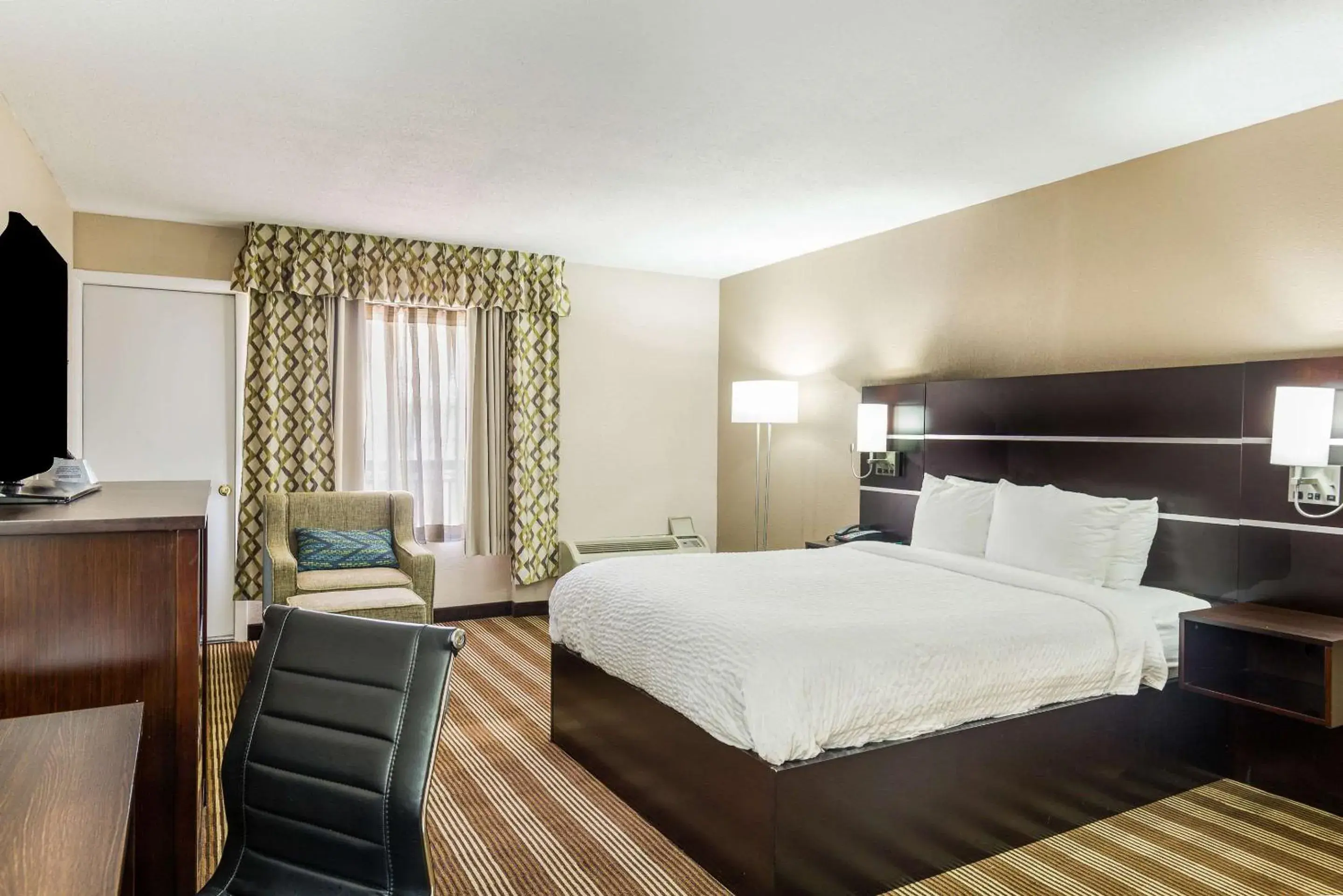 Photo of the whole room, Bed in Clarion Inn & Suites Stroudsburg - Poconos